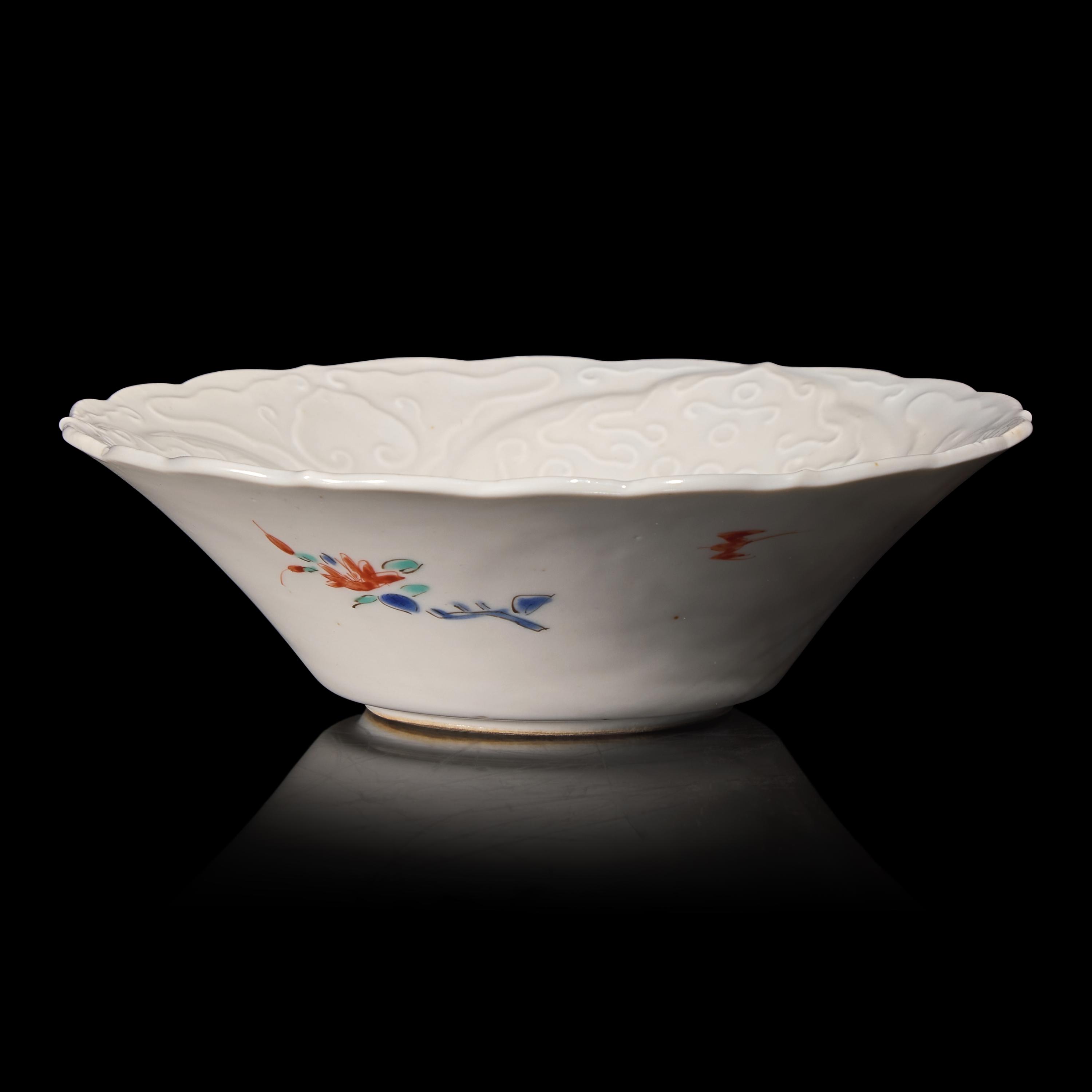An Unusual Japanese Kakiemon Porcelain Molded Small Bowl, Circa 1690-1720 — 約1690-1720年 日本酒井田柿右衛門模印紋碗