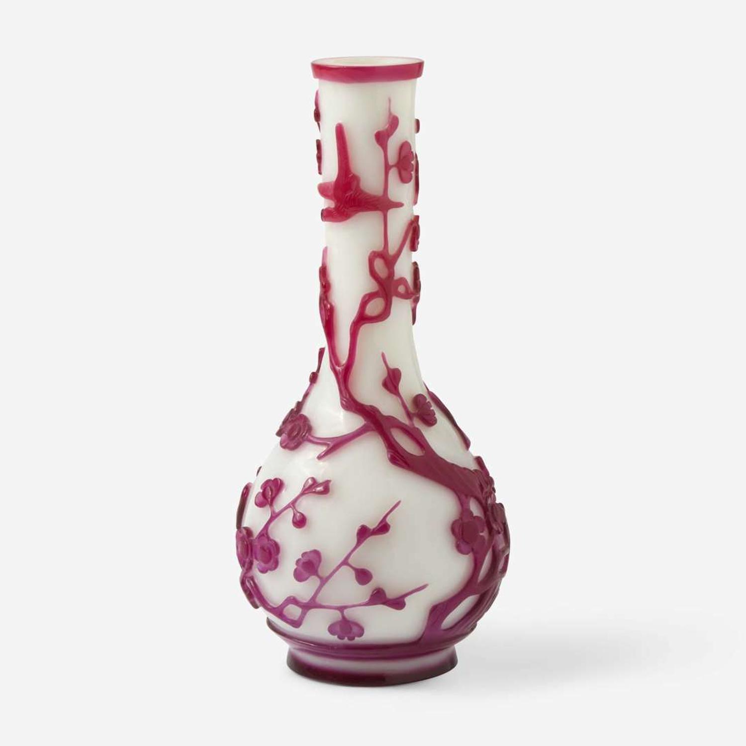 A Chinese red and white overlay glass bottle vase 白地套紅琉璃淨瓶 Qing dynasty, 19th century ? ????