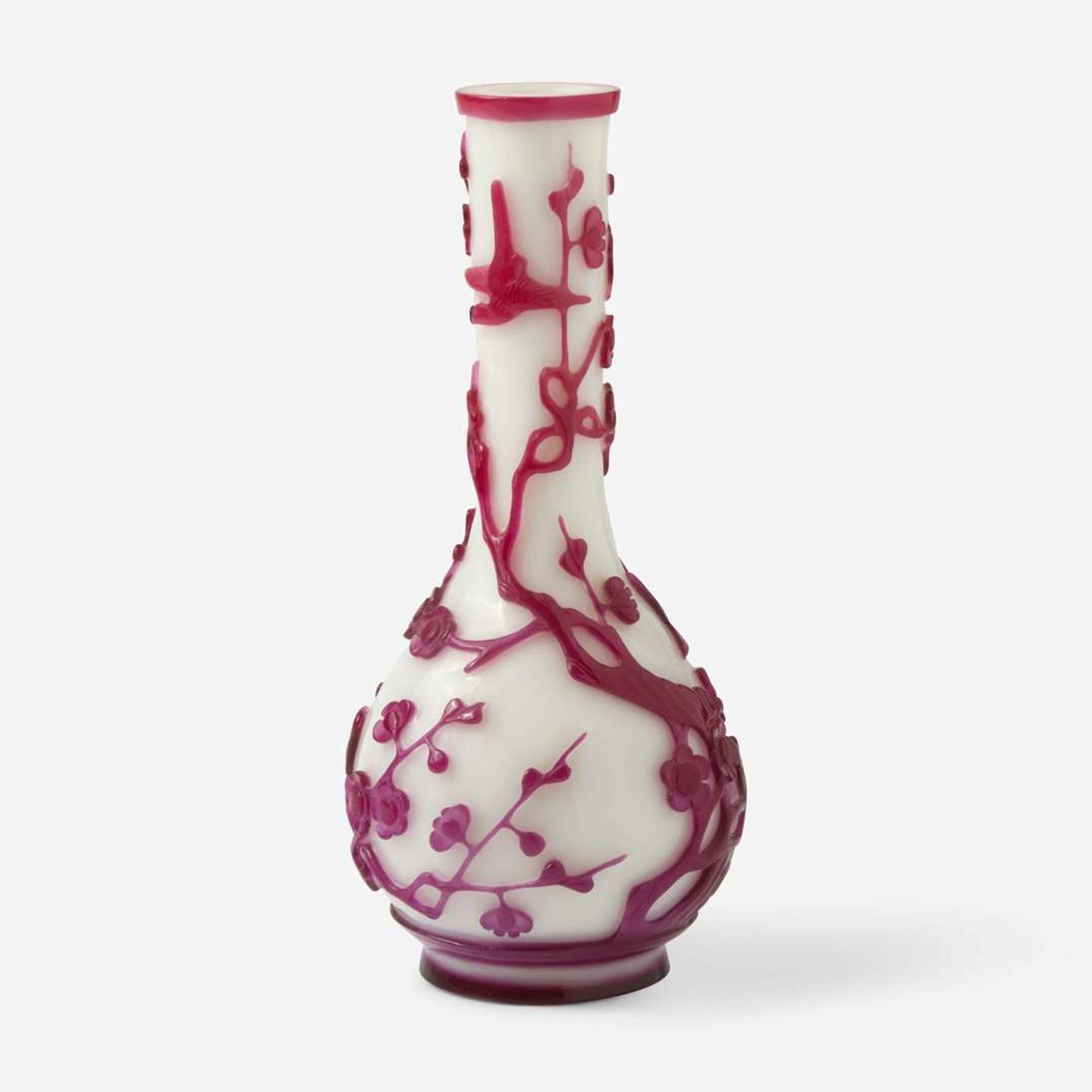 A Chinese red and white overlay glass bottle vase 白地套紅琉璃淨瓶 Qing dynasty, 19th century ? ????