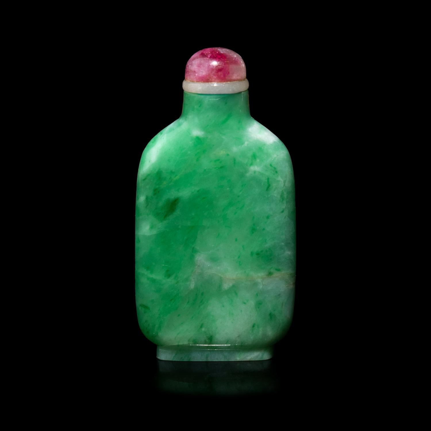 A Chinese Apple Green Jadeite Snuff Bottle, 19th-Early 20th Century 清末-民國 翡翠素面鼻煙壺