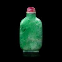 A Chinese Apple Green Jadeite Snuff Bottle, 19th-Early 20th Century 清末-民國 翡翠素面鼻煙壺