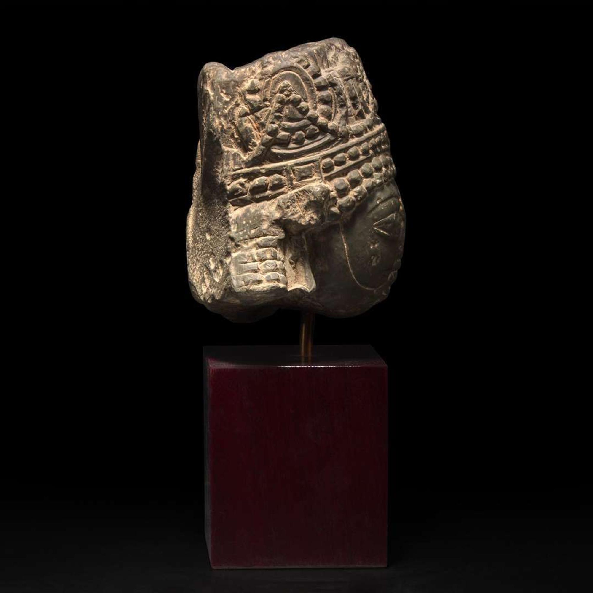 A Kashmiri carved stone head of a crowned figure 印度石雕带冠头像 8th-10th century ?????