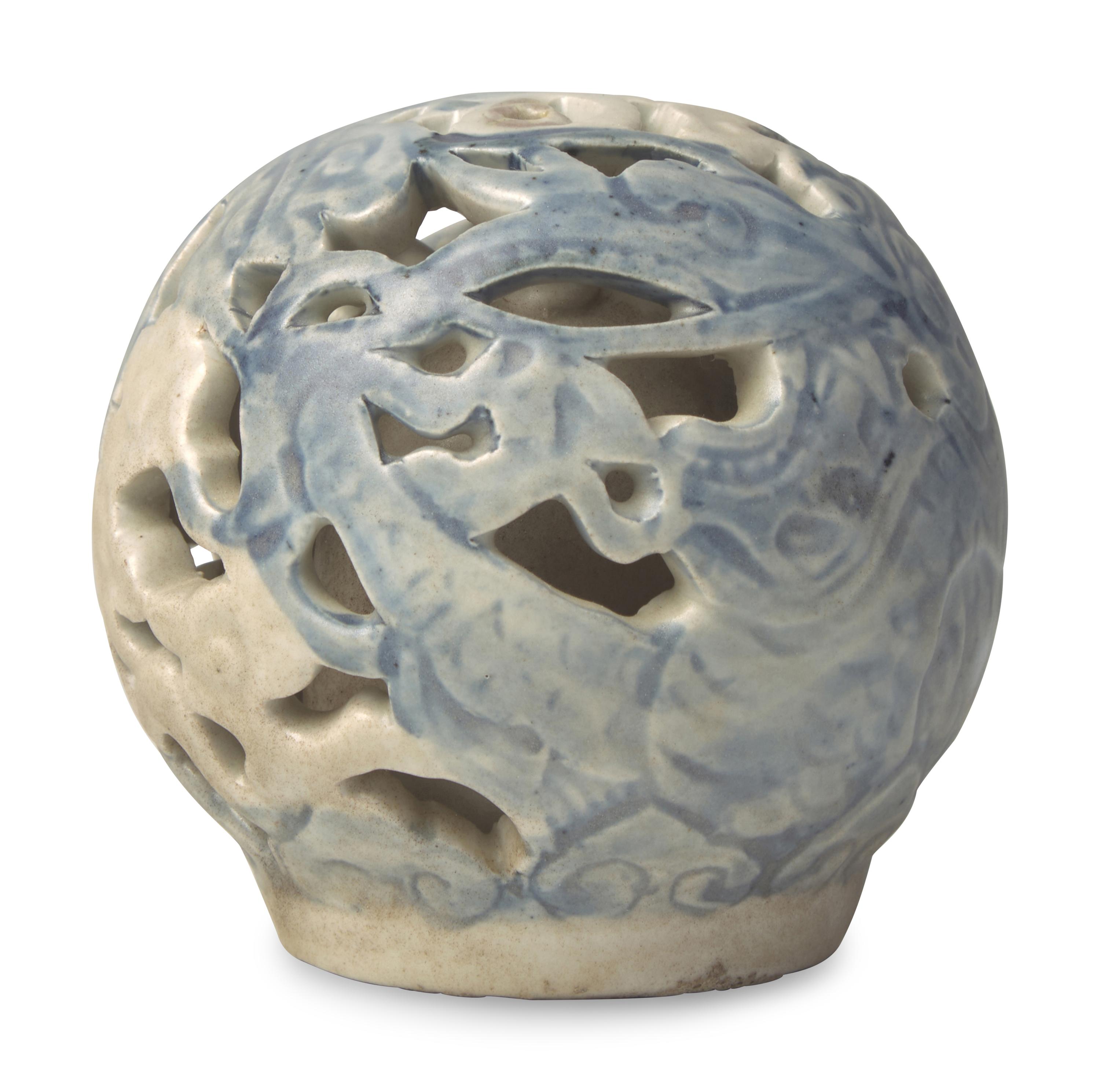 A Korean Blue and White Porcelain Reticulated Water Dropper 高麗青花龍紋水呈