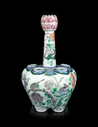 A Chinese Export Famille Verte Porcelain Six Spouted Tulip Vase
