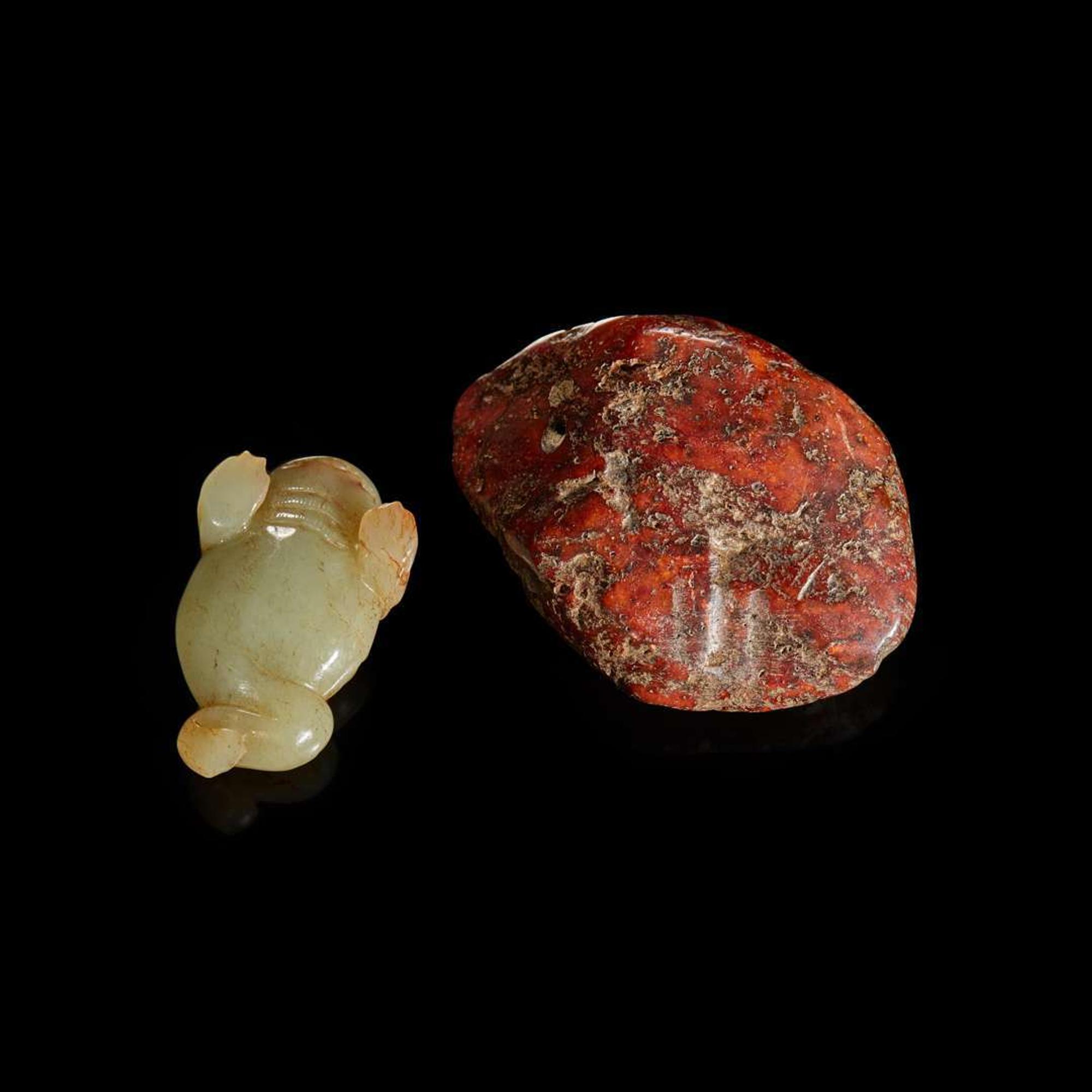 A Chinese carved jade toad and a hardstone example 玉雕石雕金蟾各一隻