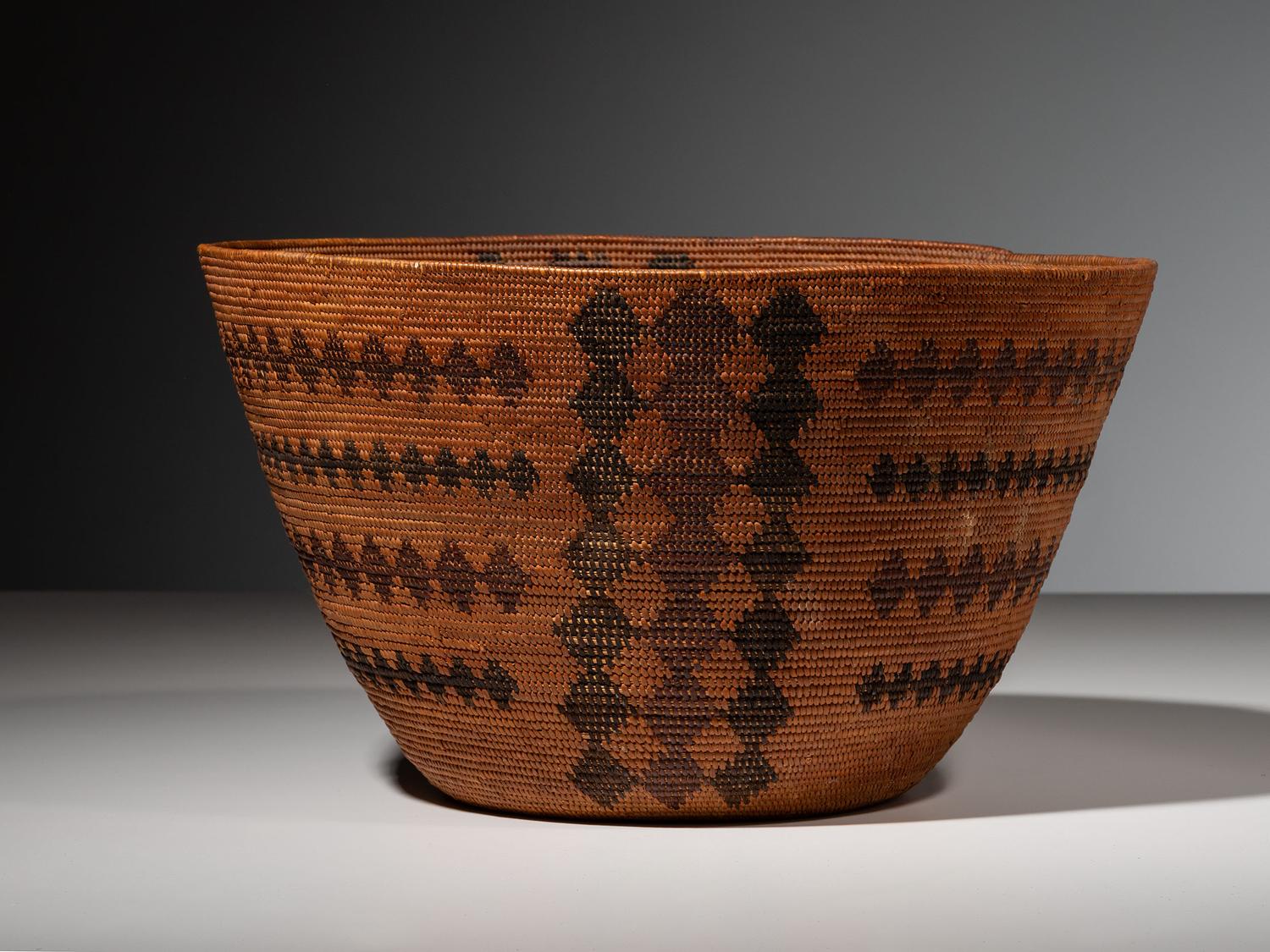 Mono Polychrome Basket