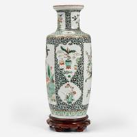 A Chinese famille-verte-decorated porcelain rouleau vase 五彩花鳥棒槌瓶
