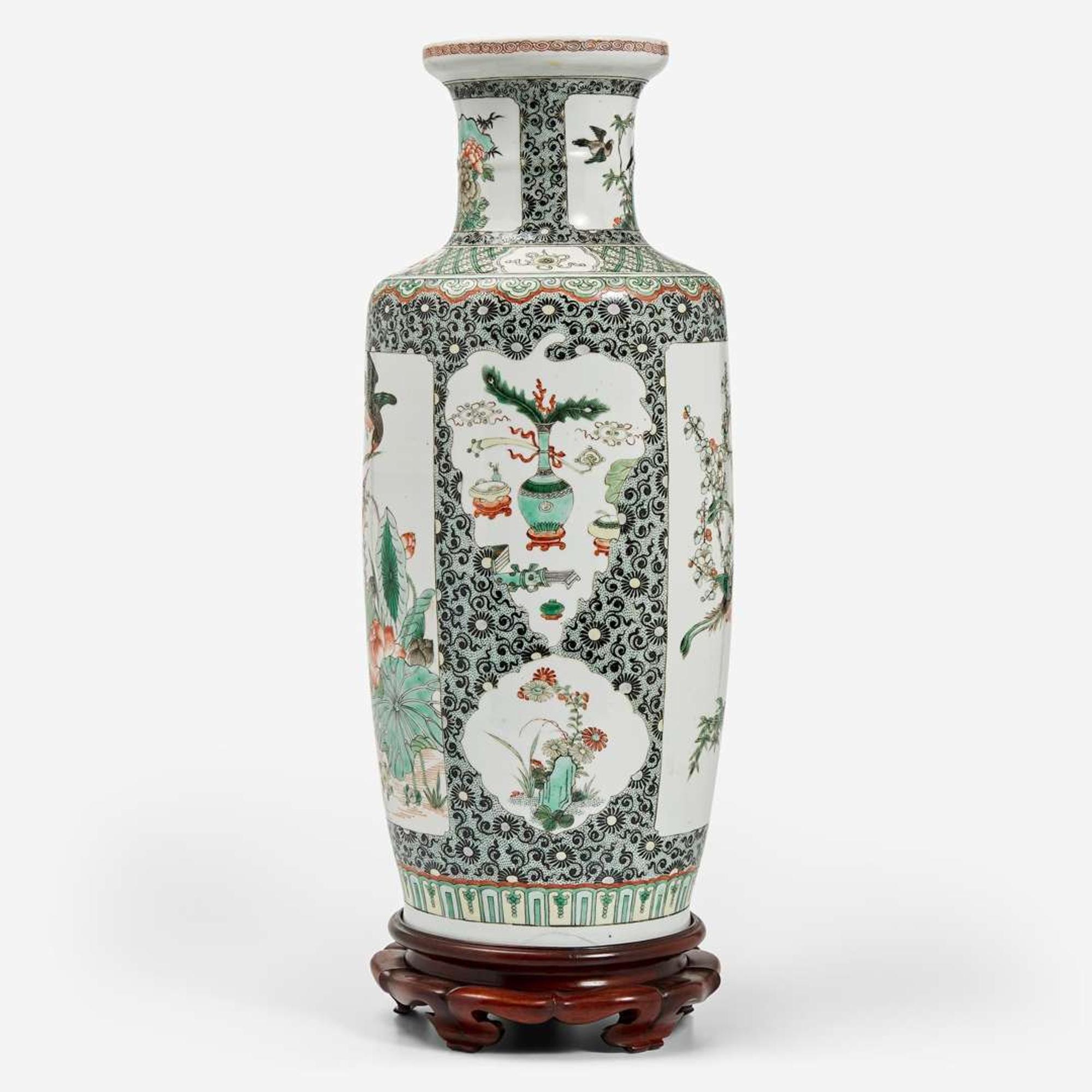 A Chinese famille-verte-decorated porcelain rouleau vase 五彩花鳥棒槌瓶