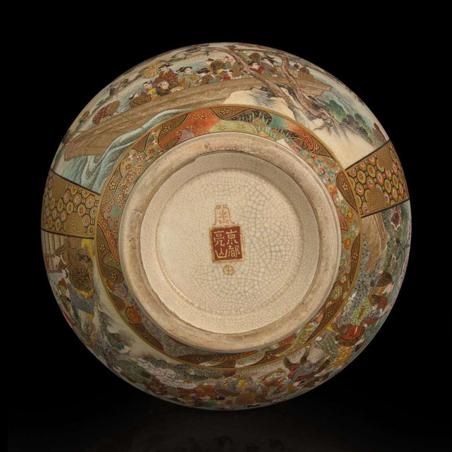 A finely-decorated Satsuma-type vase, Okamoto Ryozan 日本萨摩烧风格瓷瓶 亮山造 Meiji period ??