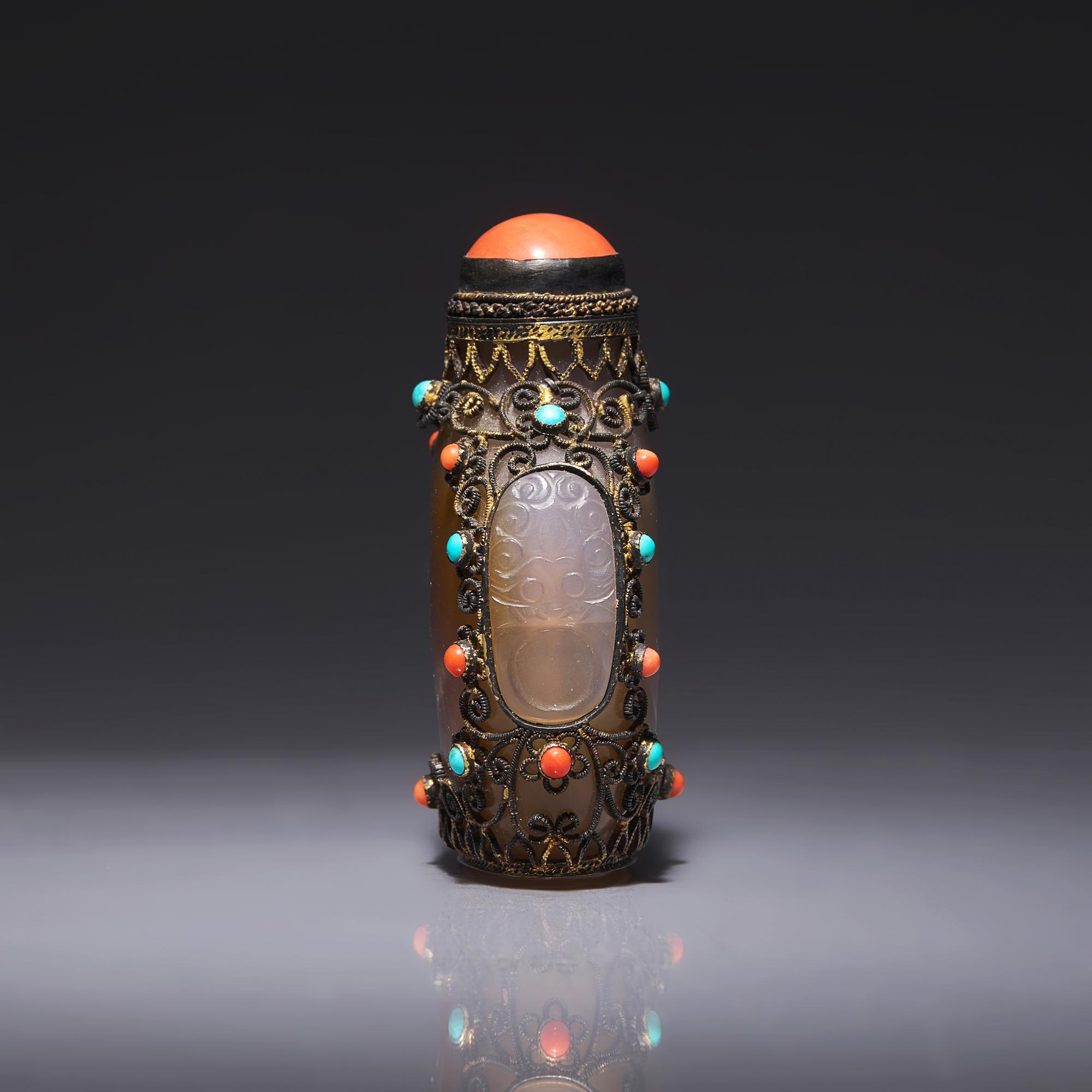 Three Chinese Agate Snuff Bottles 瑪瑙鼻烟壺三支