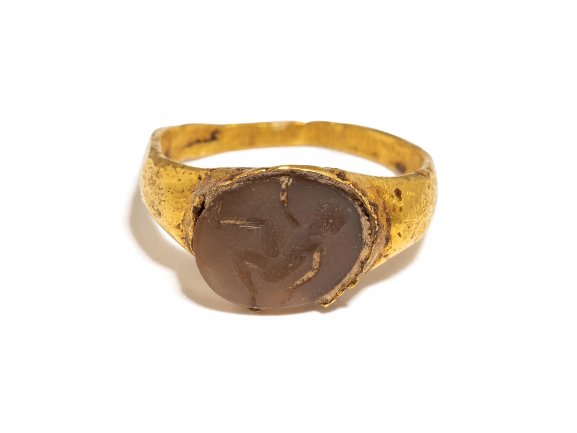 A Roman Gold and Agate Finger Ring with a Nude Male Athlete