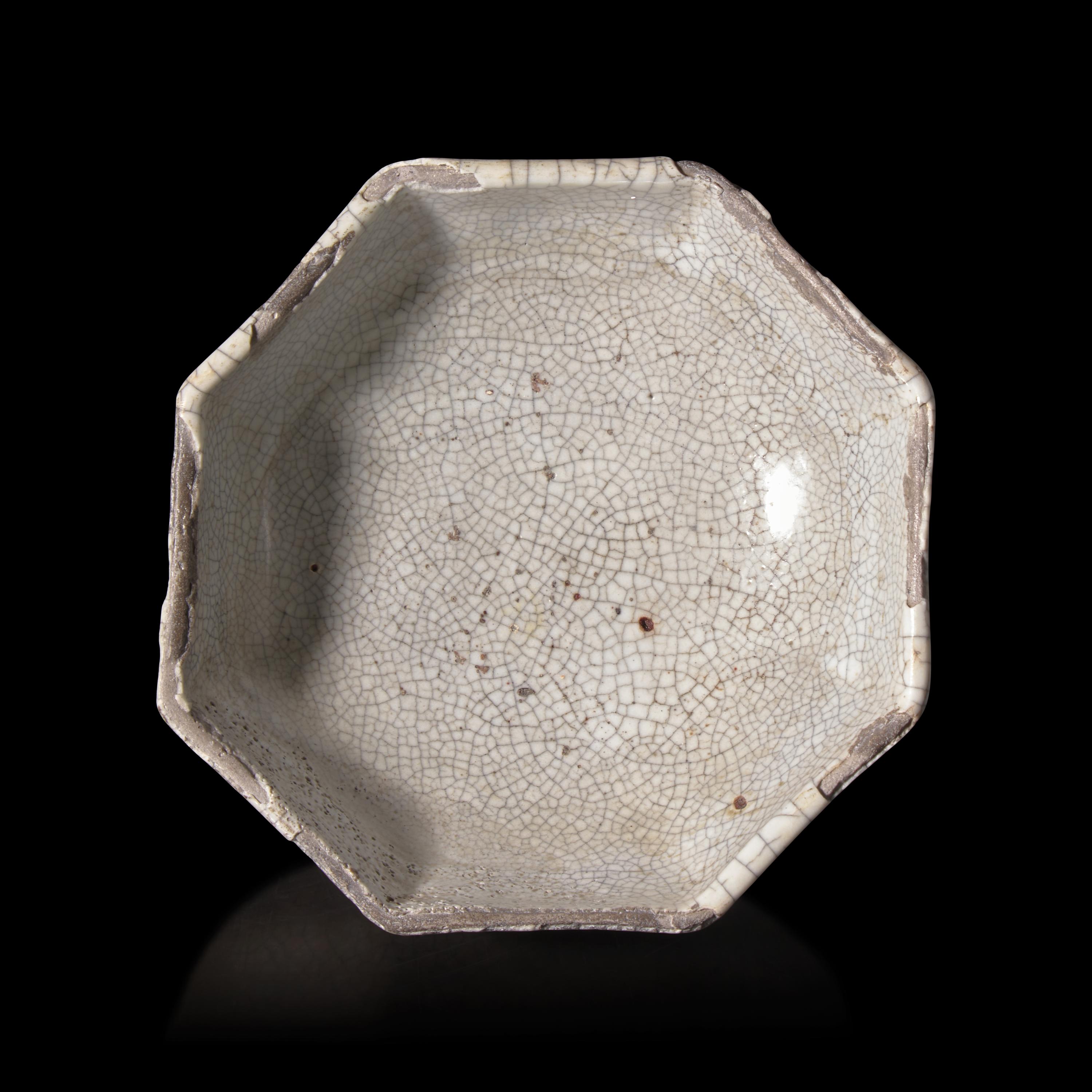A Chinese Ge Type Octagonal Bowl, Ming Dynasty — 明 哥窯八方孔明盌
