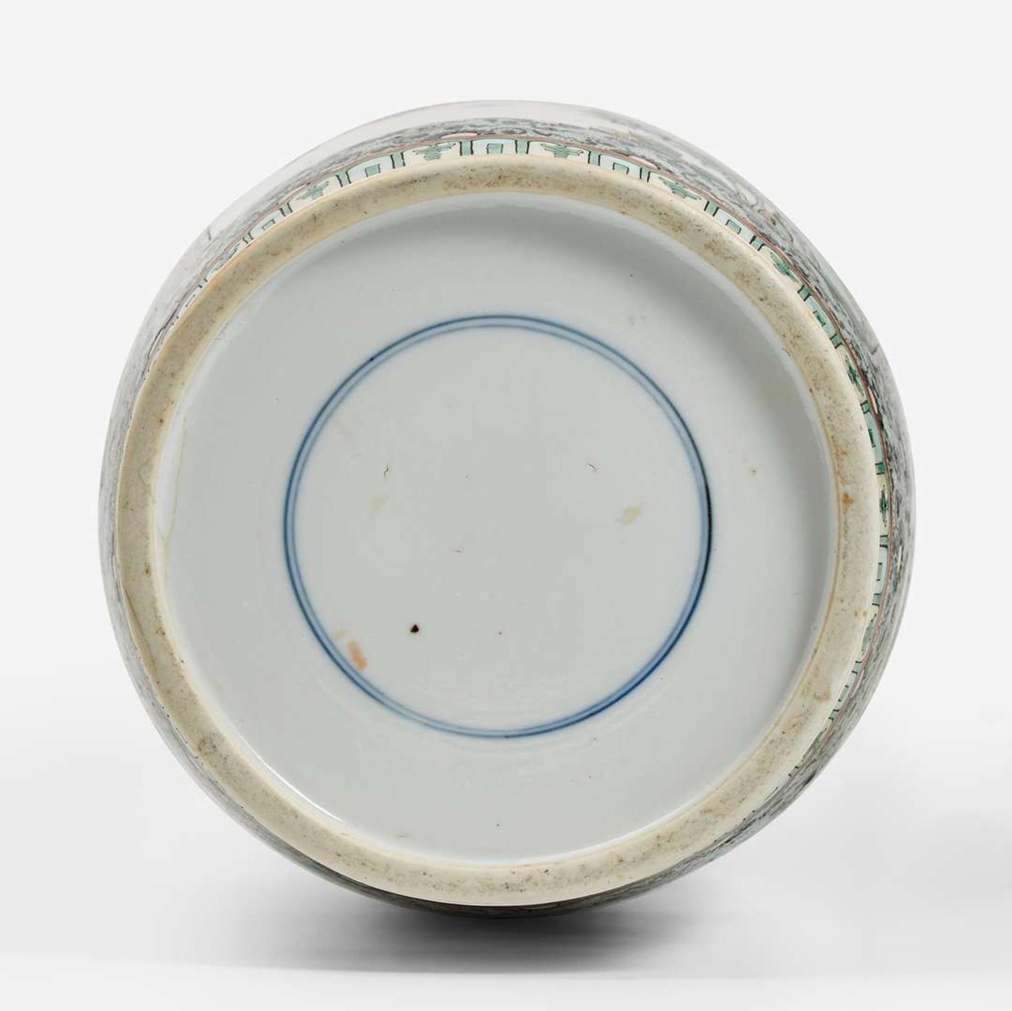 A Chinese famille-verte-decorated porcelain rouleau vase 五彩花鳥棒槌瓶