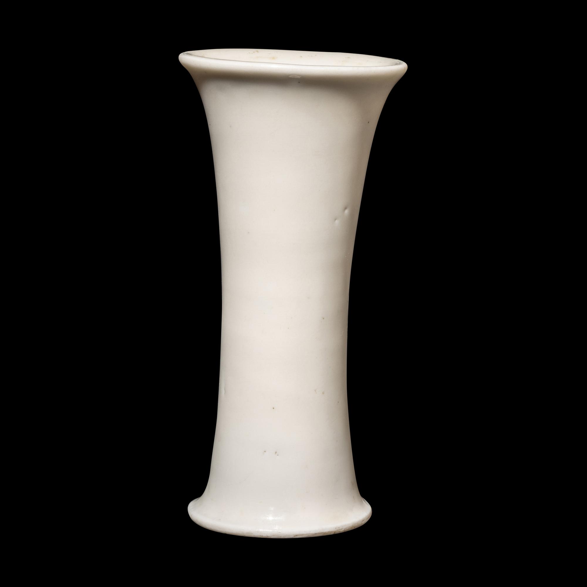 A Chinese Blanc-de-Chine Porcelain Beaker Vase, Huagu, 17th Century 明末清初 德化白瓷花觚