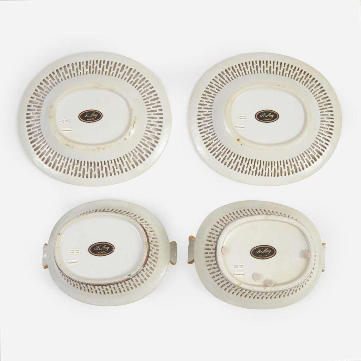 A pair of “Rockefeller” pattern Chinese export porcelain pierced baskets and stands 出口瓷篮与底座一对 Circa ? 1805