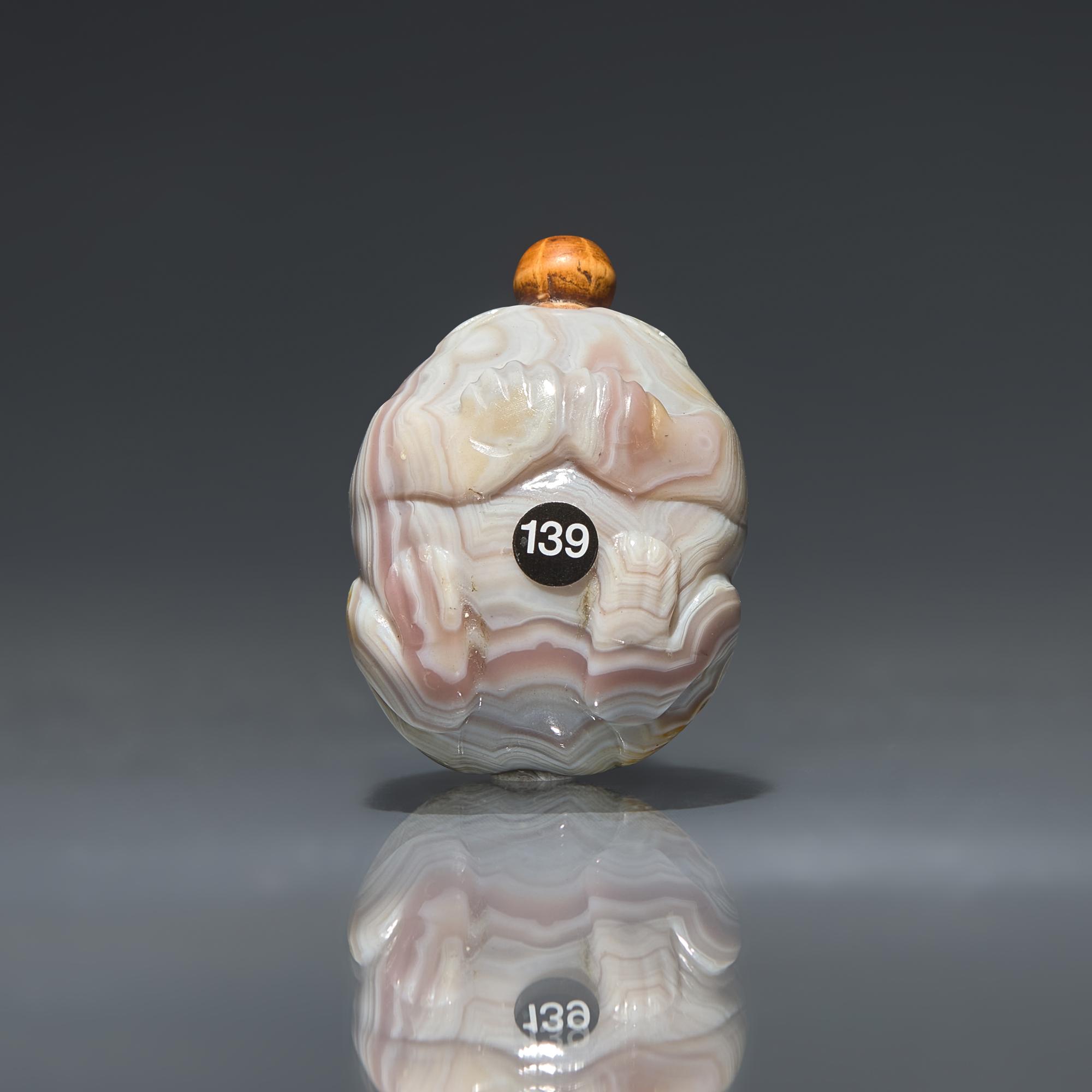 Two Chinese Carved Agate Snuff Bottles, Qing Dynasty, 18th to 19th Century — 清中期 瑪瑙鼻煙壺兩支