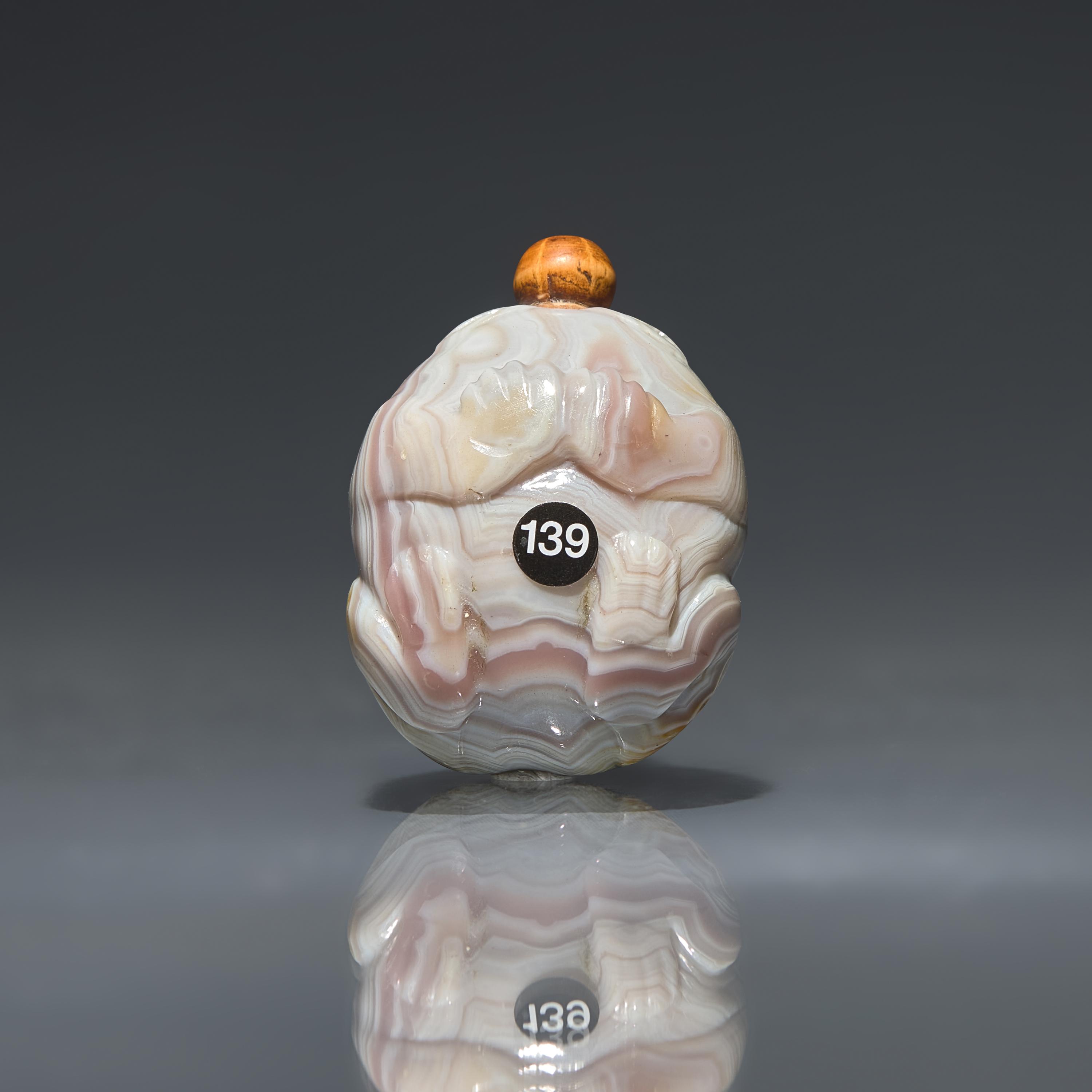 Two Chinese Carved Agate Snuff Bottles, Qing Dynasty, 18th to 19th Century — 清中期 瑪瑙鼻煙壺兩支