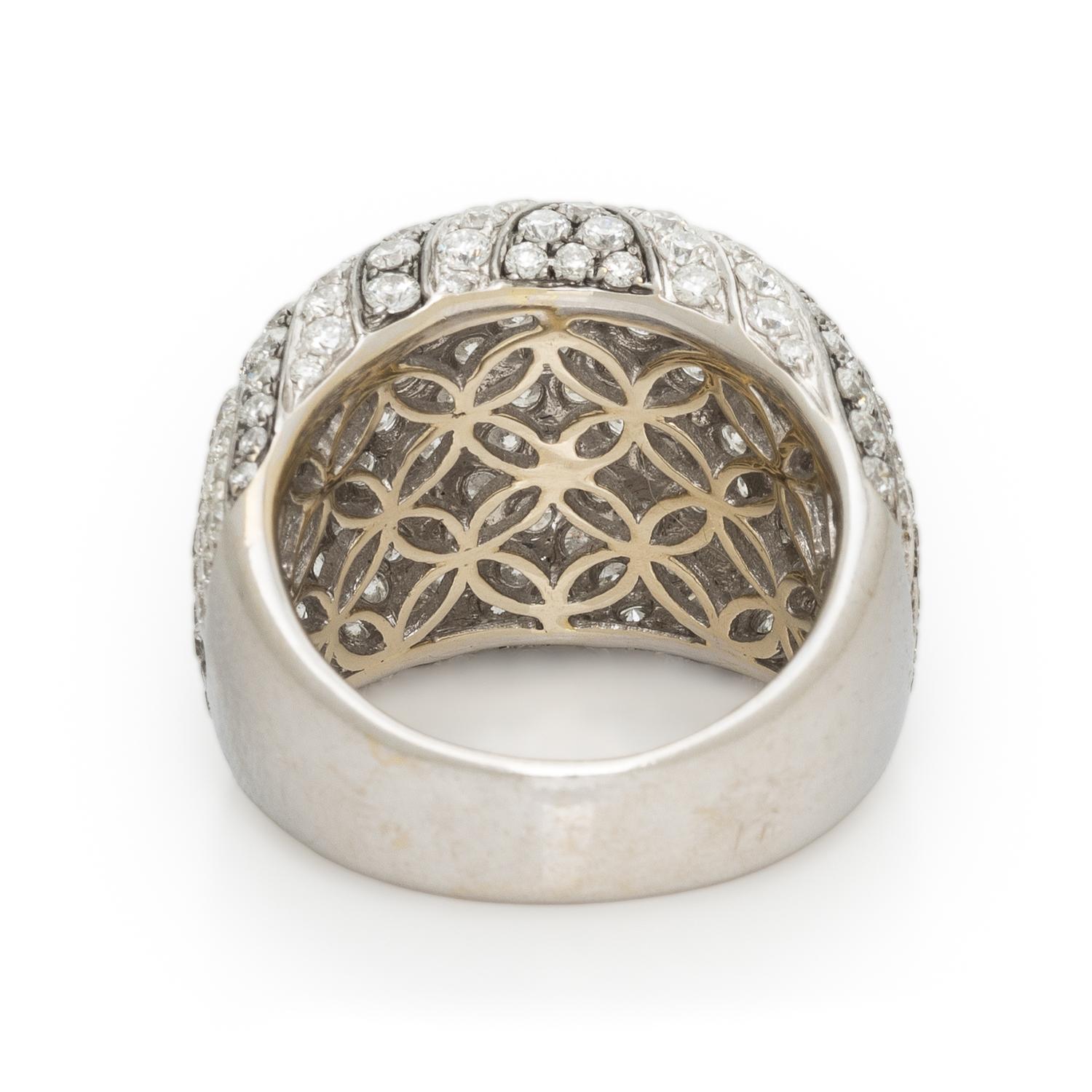 DIAMOND AND WHITE GOLD BOMBÉ RING