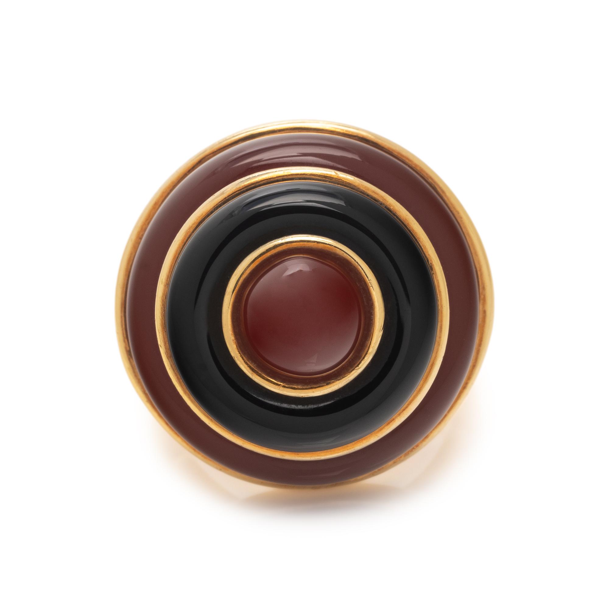 YELLOW GOLD, CARNELIAN AND ONYX RING