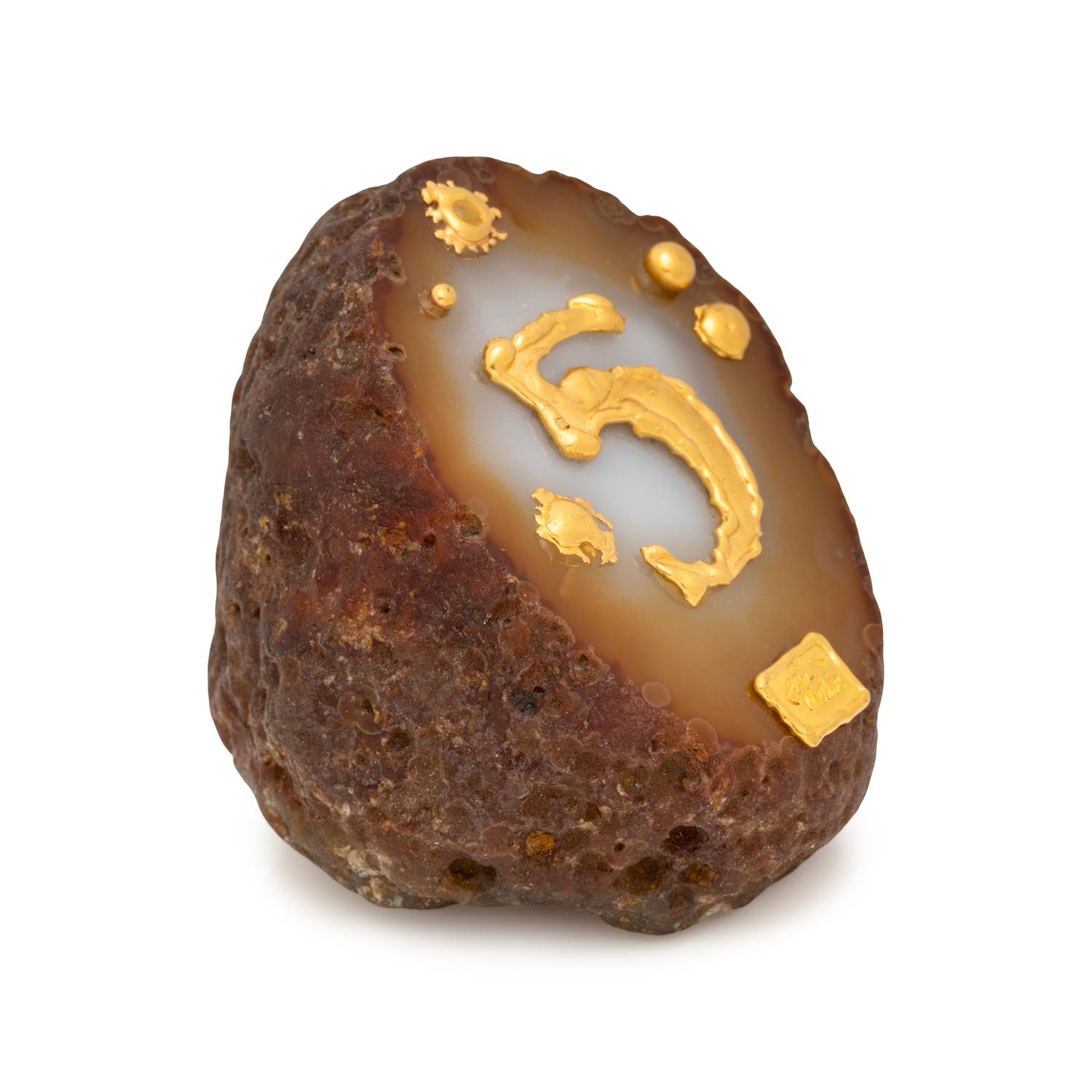 JEAN MAHIE, AGATE AND YELLOW GOLD PAPERWEIGHT