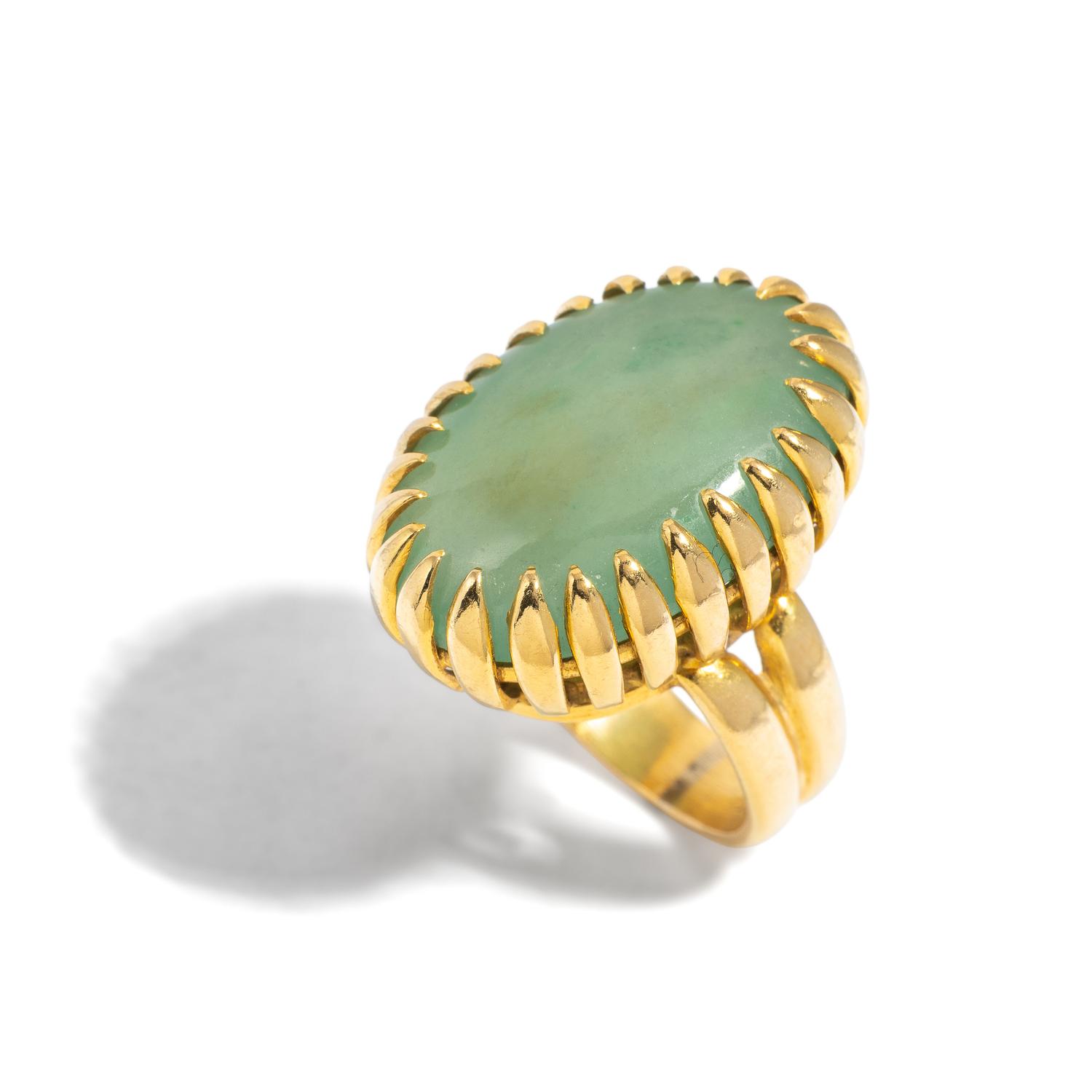 JADE AND HIGH KARAT YELLOW GOLD RING