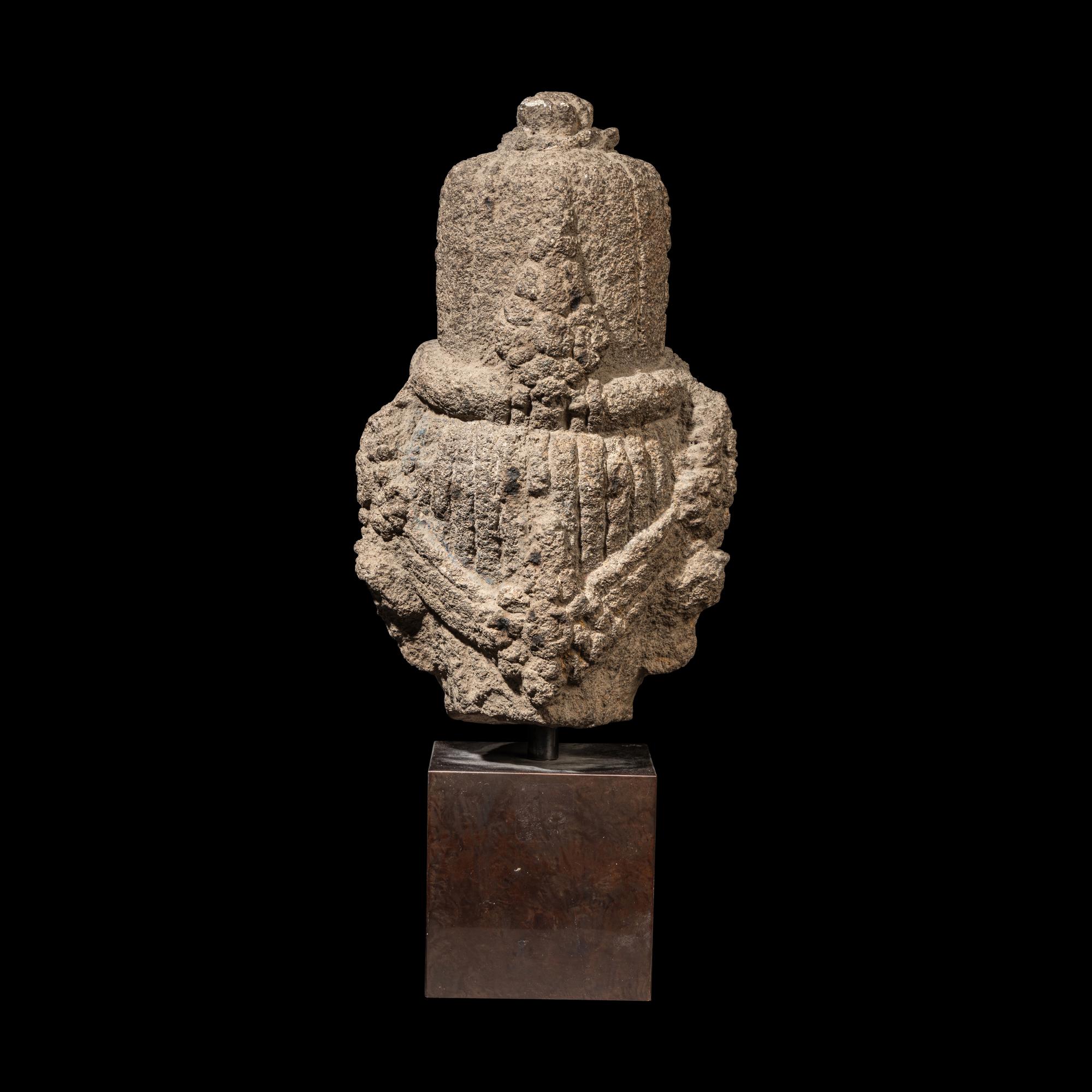 A Small Javanese Volcanic Head of Bodhisattva, 10th Century 十世紀 爪窪石雕菩薩頭像