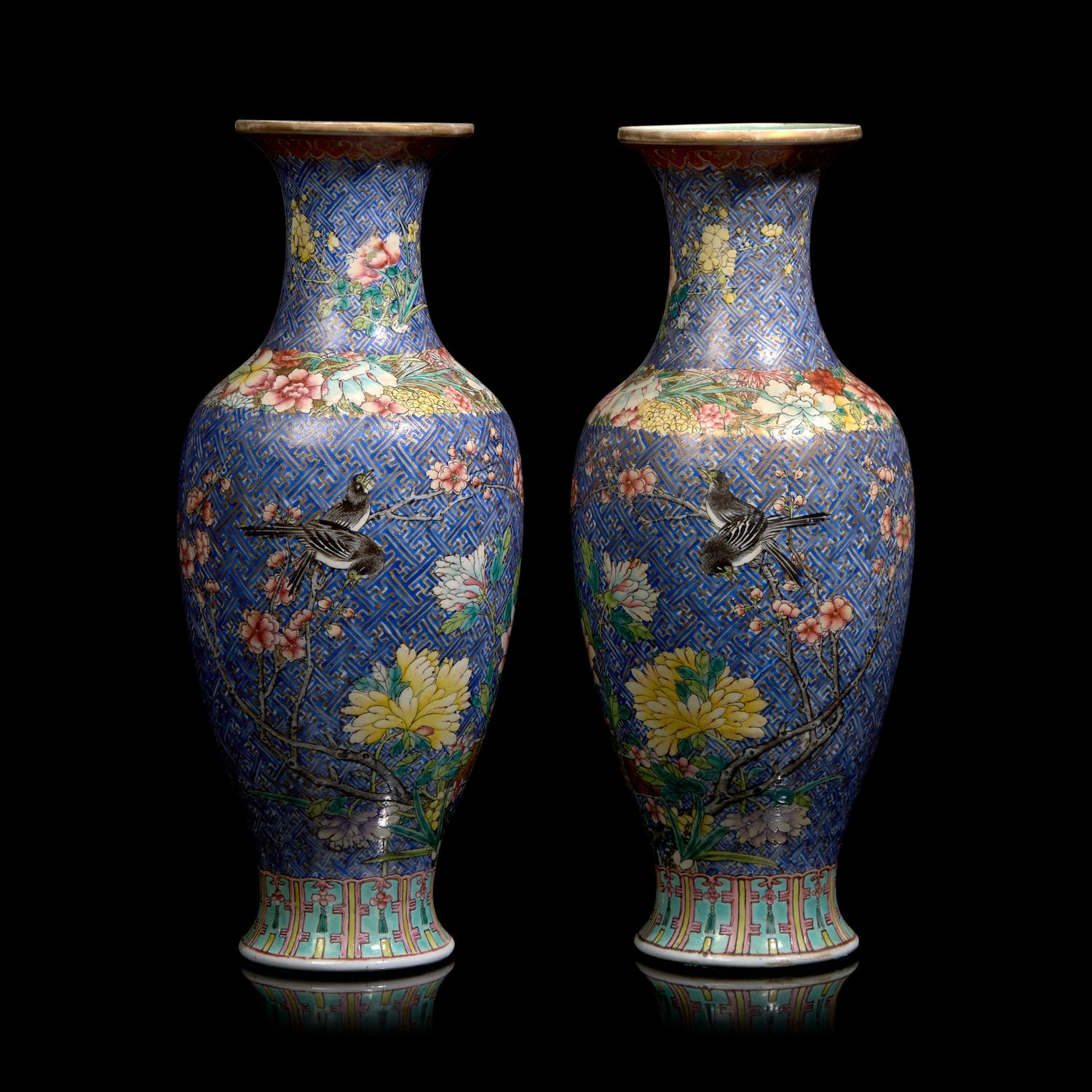 A Pair of Chinese Famille Rose Porcelain Vases, Republic Period 民國 粉彩花瓶一對