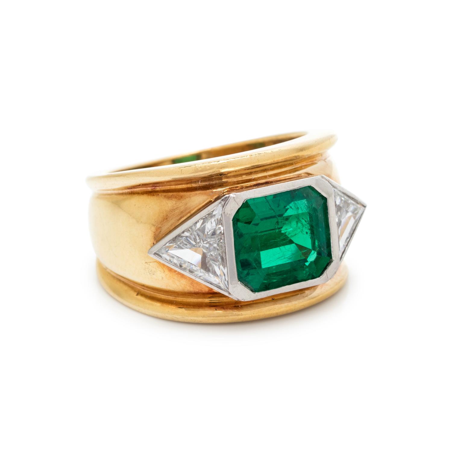 EMERALD AND DIAMOND RING