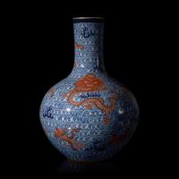 A Large Chinese "Dragon" Vase, Tianqiuping, Qianlong Mark 乾隆款 青花 礬紅彩 龍紋天球瓶