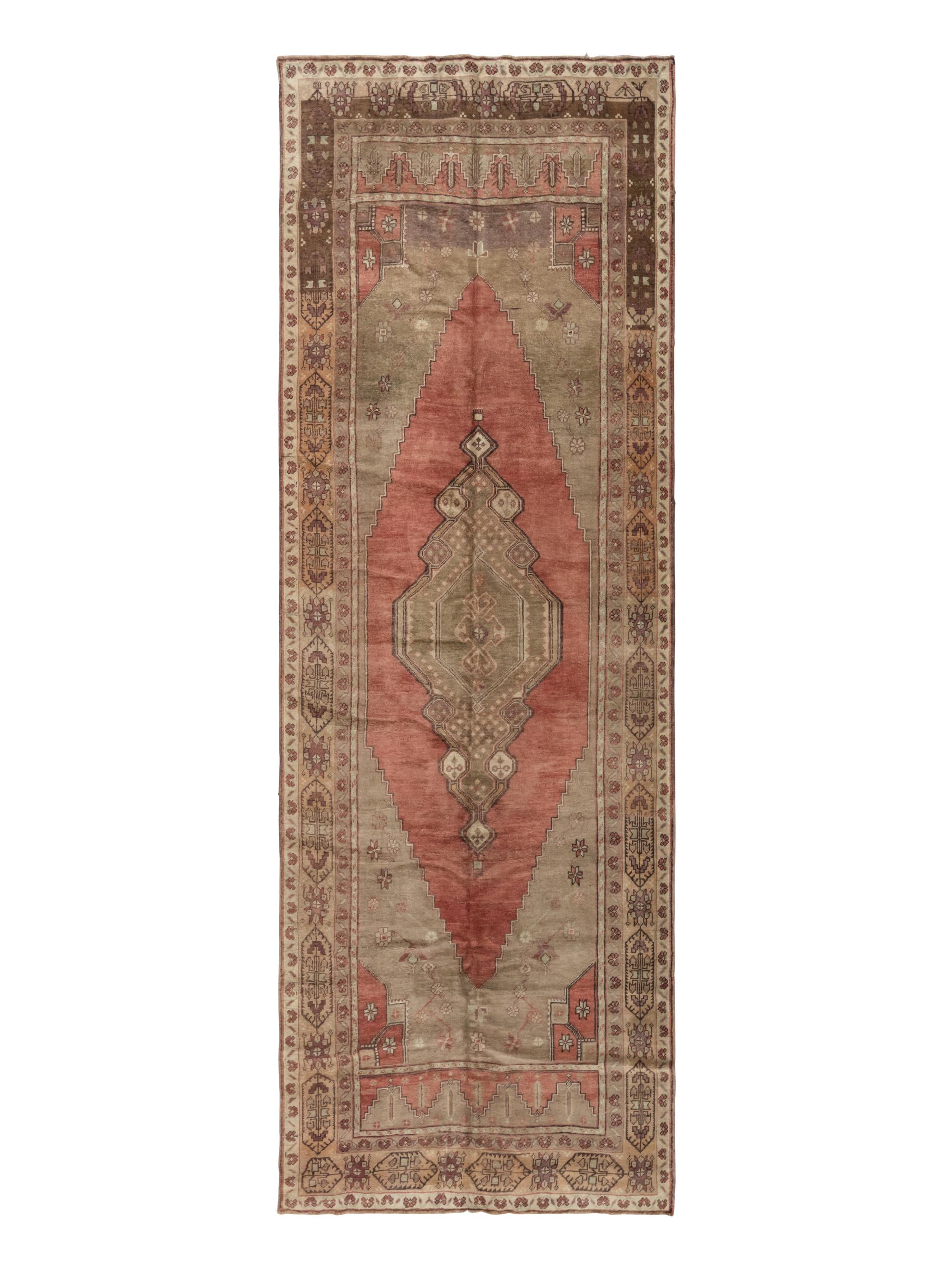 An Oushak "Corridor" Rug