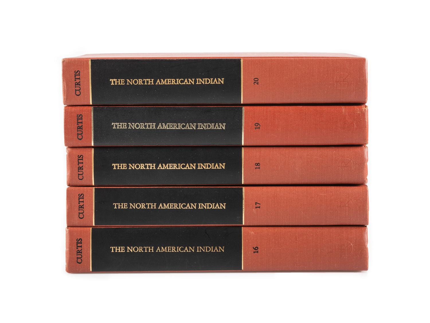 CURTIS, Edward (1868-1952). The North American Indian. New York, San Francisco, London: Johnson Reprint Corporation, 1976.