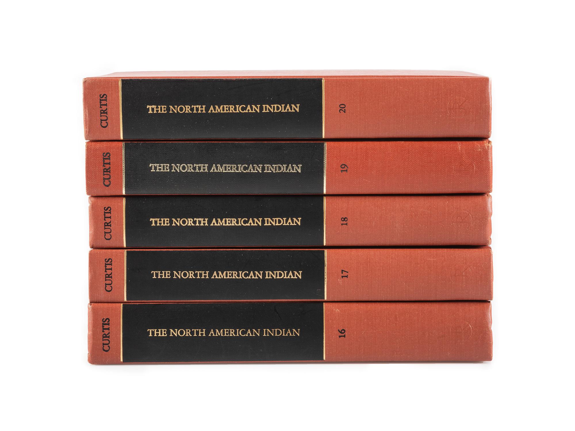 CURTIS, Edward (1868-1952). The North American Indian. New York, San Francisco, London: Johnson Reprint Corporation, 1976.