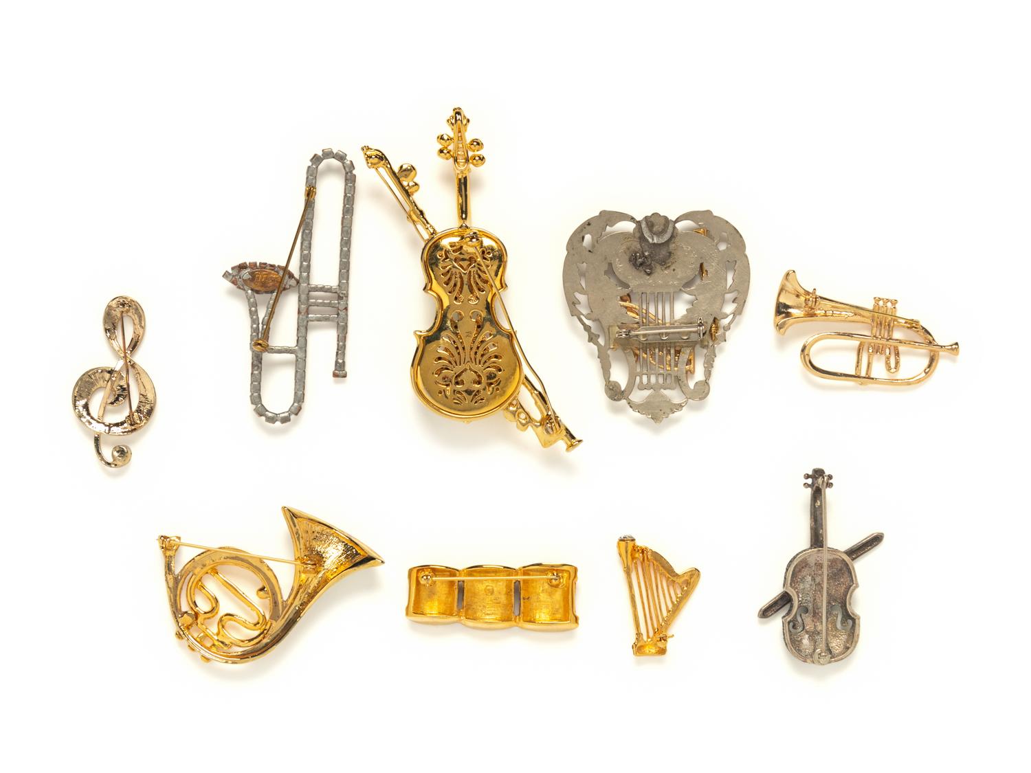 COLLECTION OF MUSICAL INSTRUMENT AND MUSIC THEMED COSTUME JEWELRY PINS