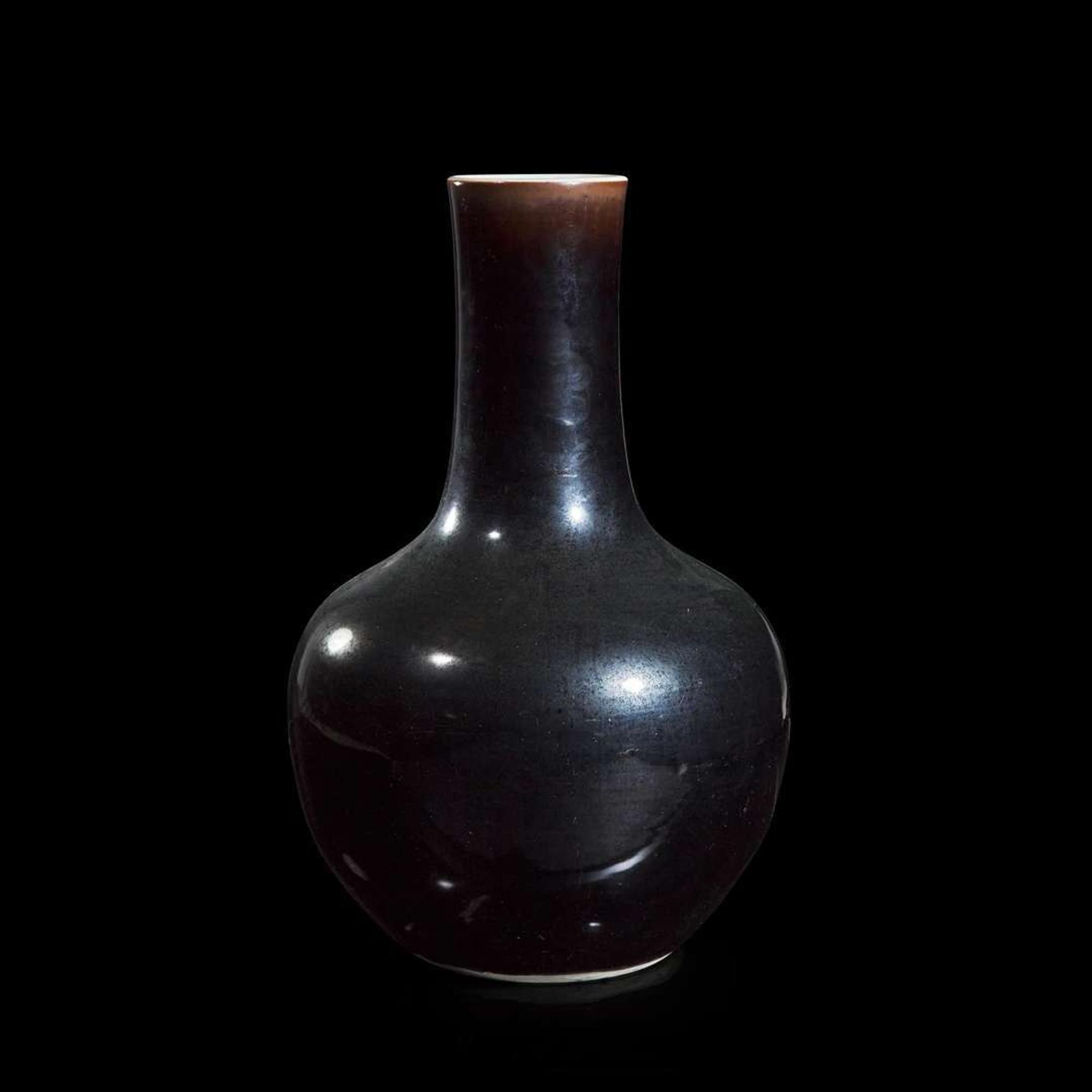 A Chinese mirror black-glazed vase "Tianqiuping" 烏金釉天球瓶 Mid to late Qing dynasty ????