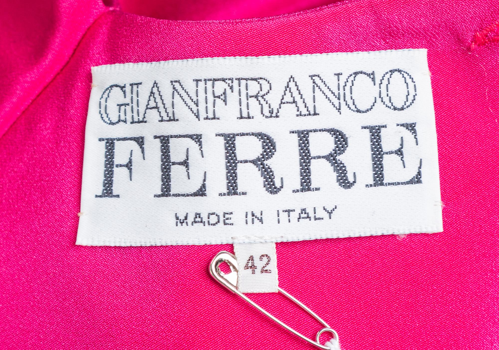 A Gianfranco Ferre Pink Silk Dress, Size 42.