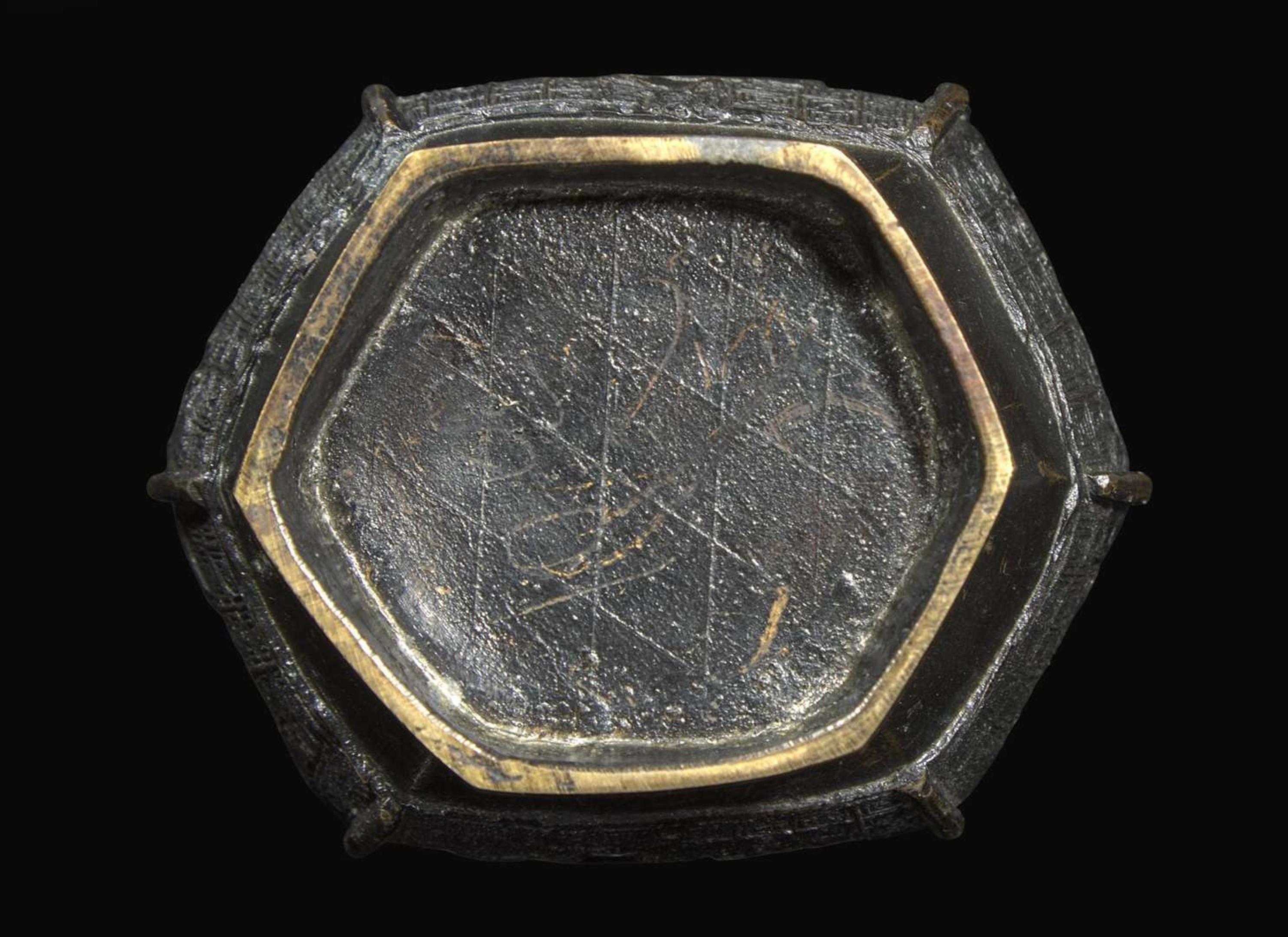 A Chinese patinated bronze hexagonal vase, Yuan to Ming Dynasty 加漆六方銅瓶 元或明