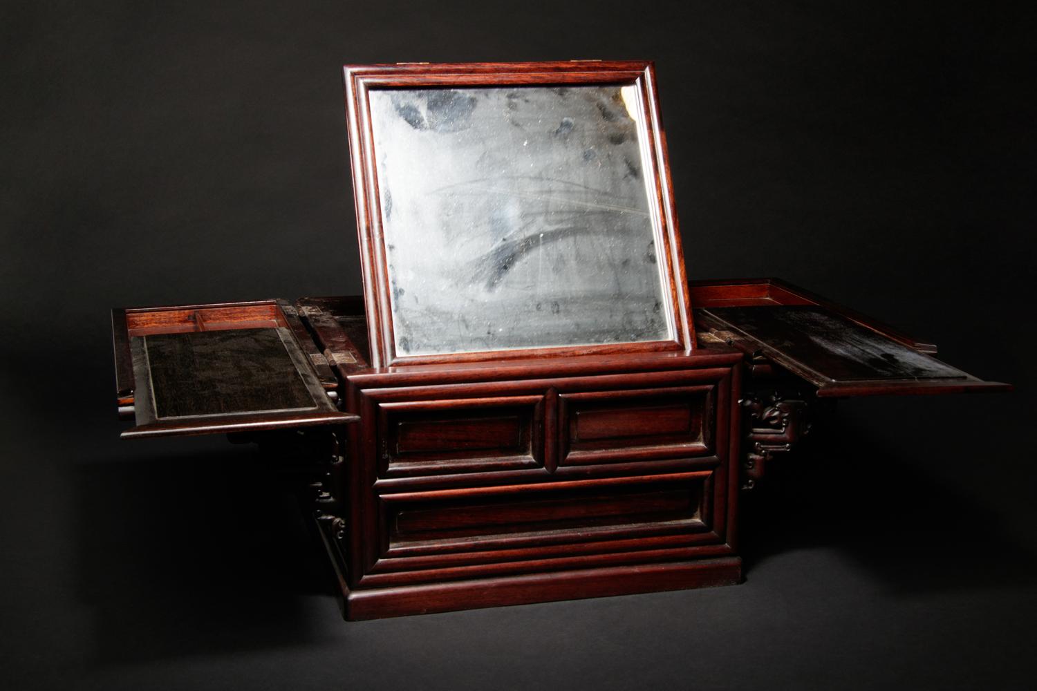 A Hongmu Dresser