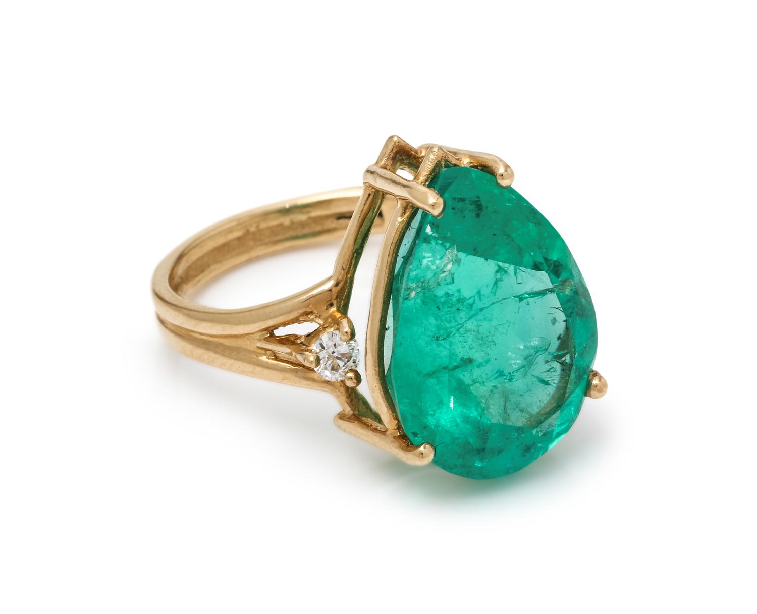 EMERALD AND DIAMOND RING