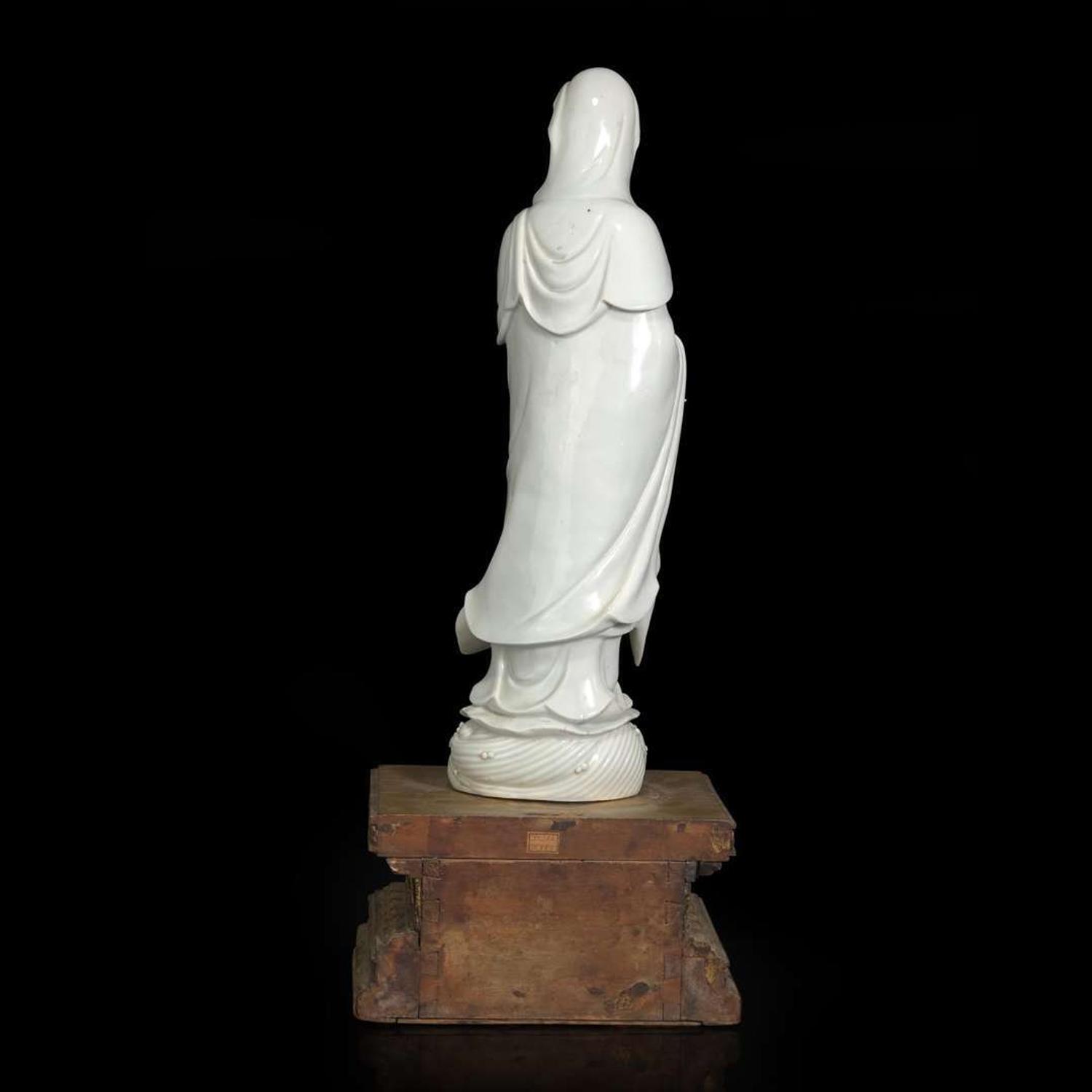 A Chinese blanc de Chine figure of Guanyin, with Japanese gilt-lacquered stand 白瓷观音像及日本底座