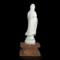 A Chinese blanc de Chine figure of Guanyin, with Japanese gilt-lacquered stand 白瓷观音像及日本底座