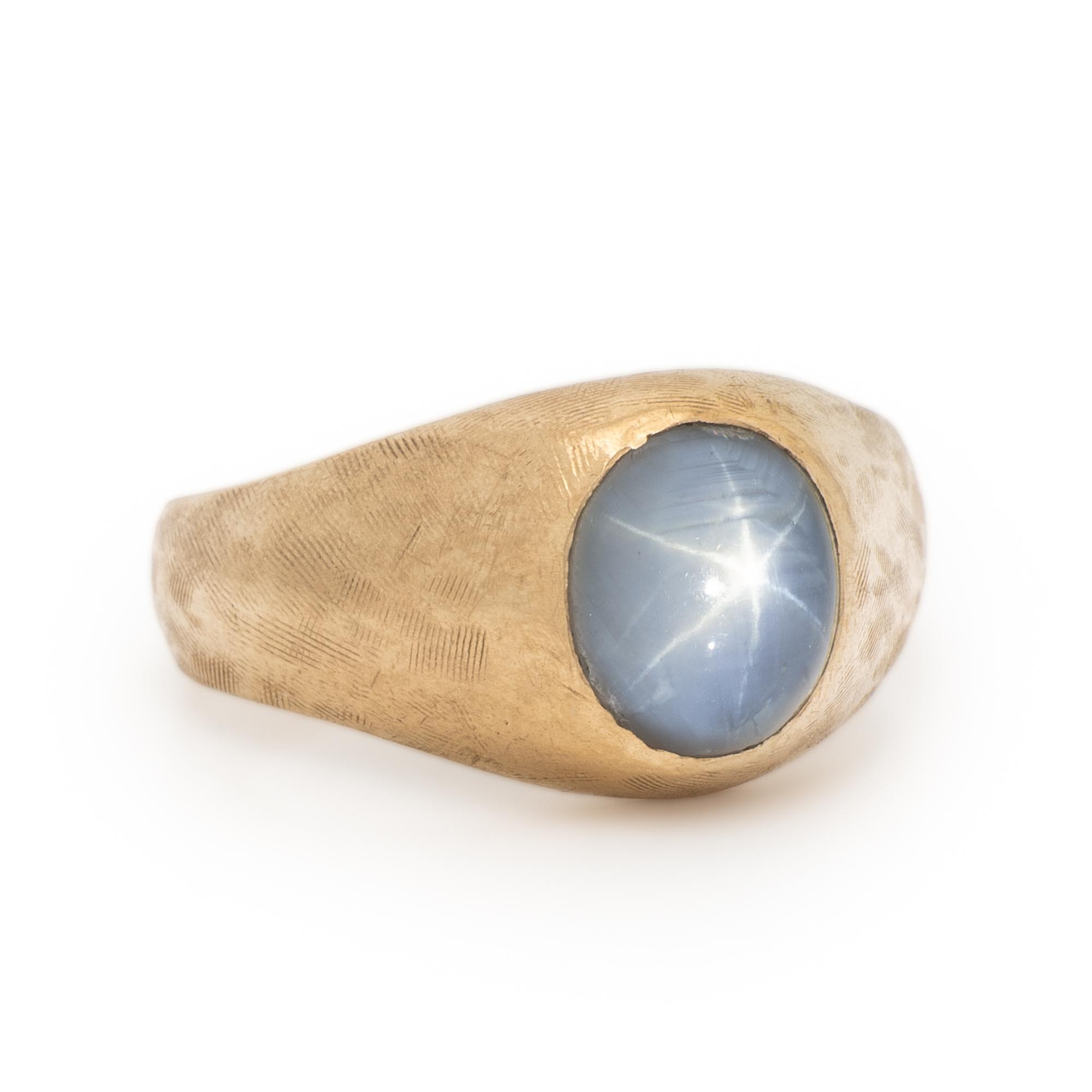 STAR SAPPHIRE AND YELLOW GOLD RING