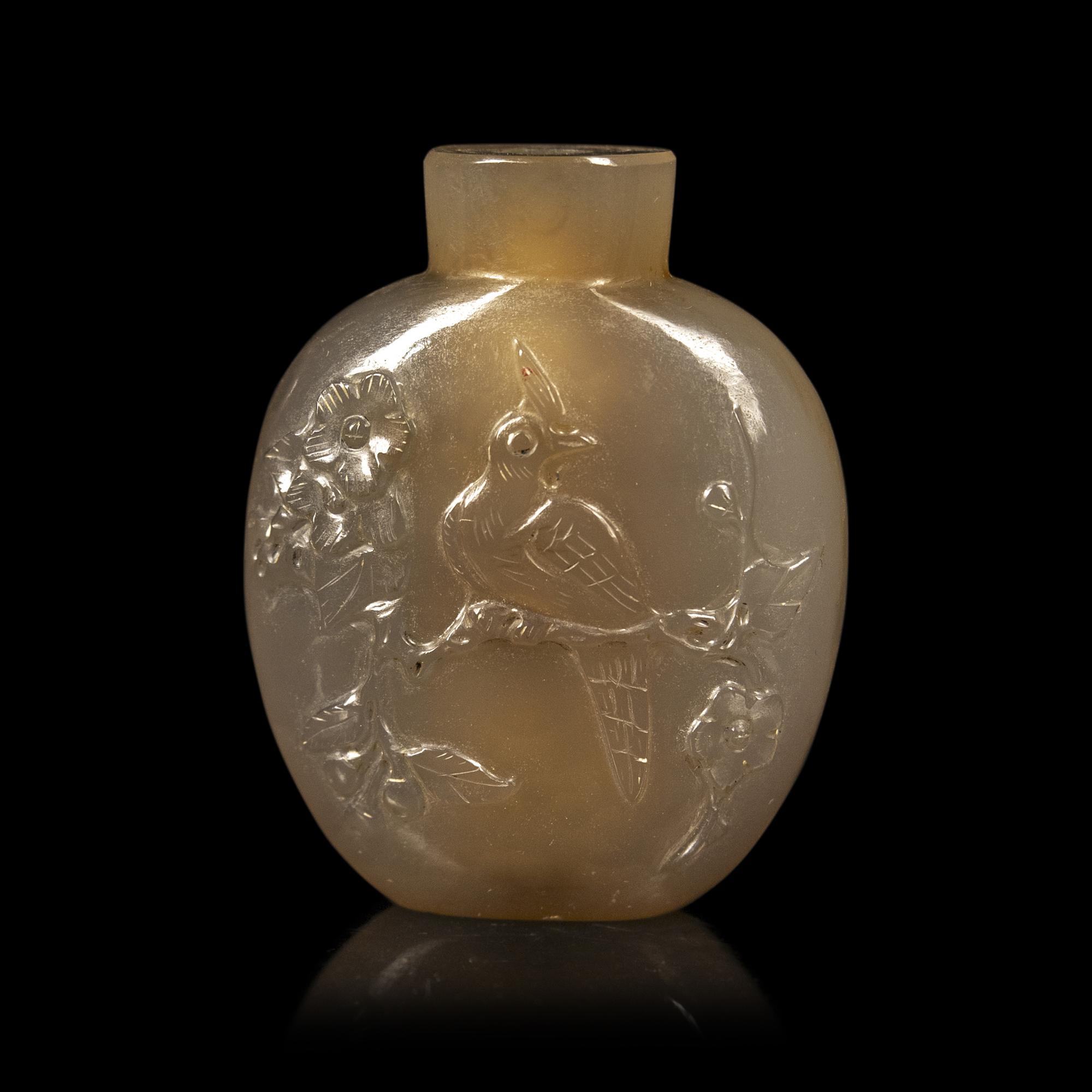 Three Chinese Agate Snuff Bottles, 20th Century 近代 瑪瑙鼻烟壺三支