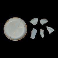 Five Ru Style Fragments and a Dish — 汝窯瓷碟及瓷片一組