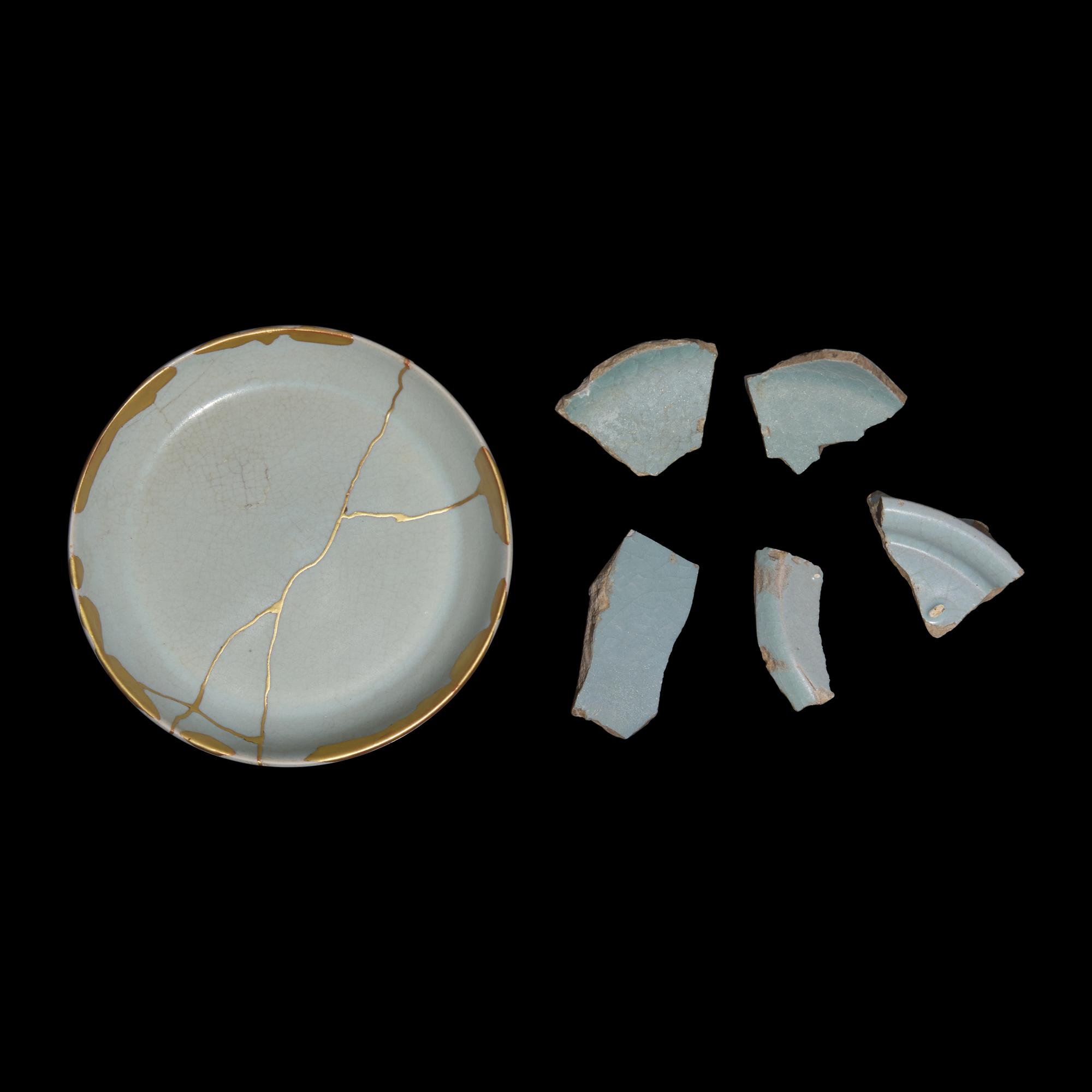 Five Ru Style Fragments and a Dish — 汝窯瓷碟及瓷片一組