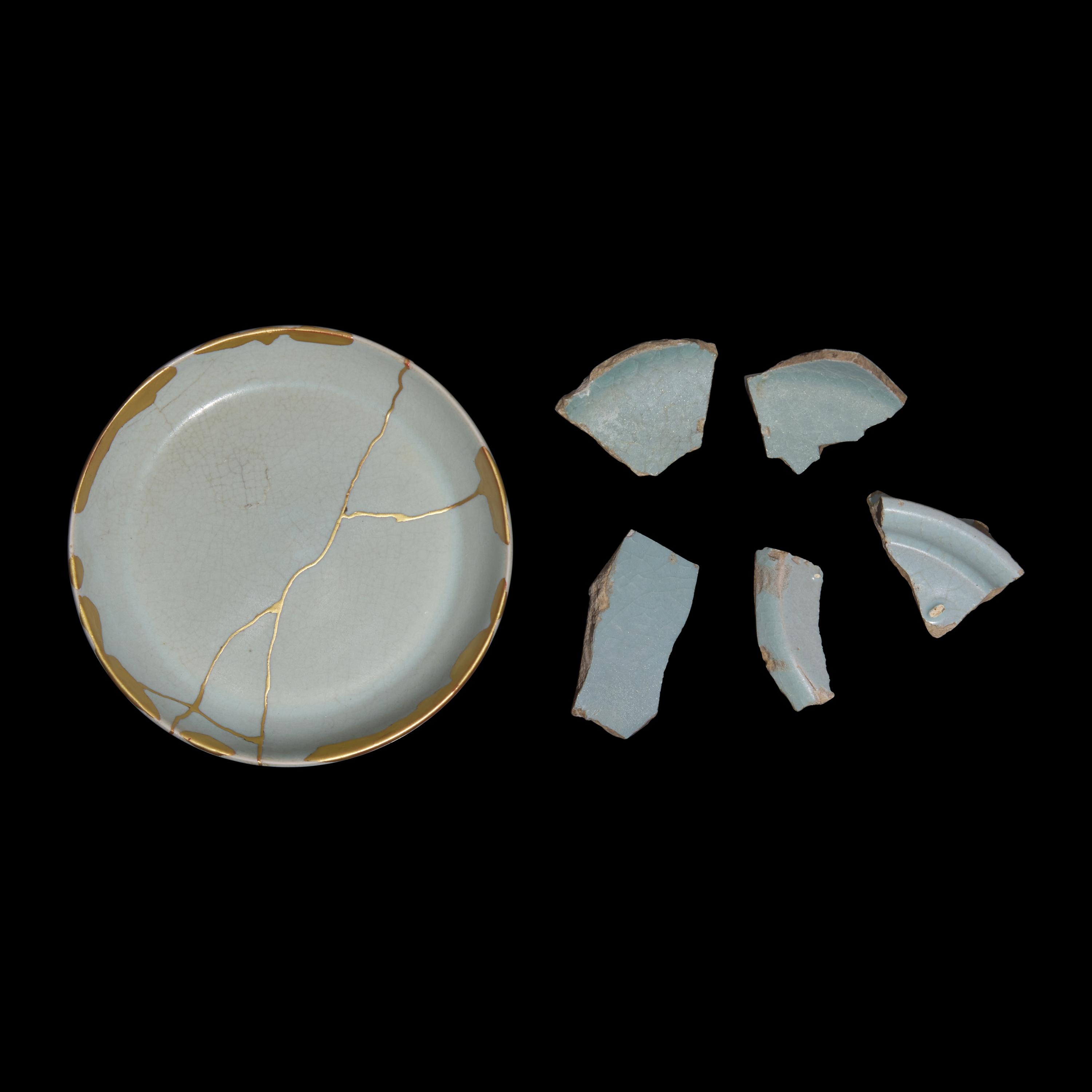 Five Ru Style Fragments and a Dish — 汝窯瓷碟及瓷片一組