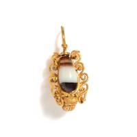 An Eastern Roman Gold and Banded Agate Earring