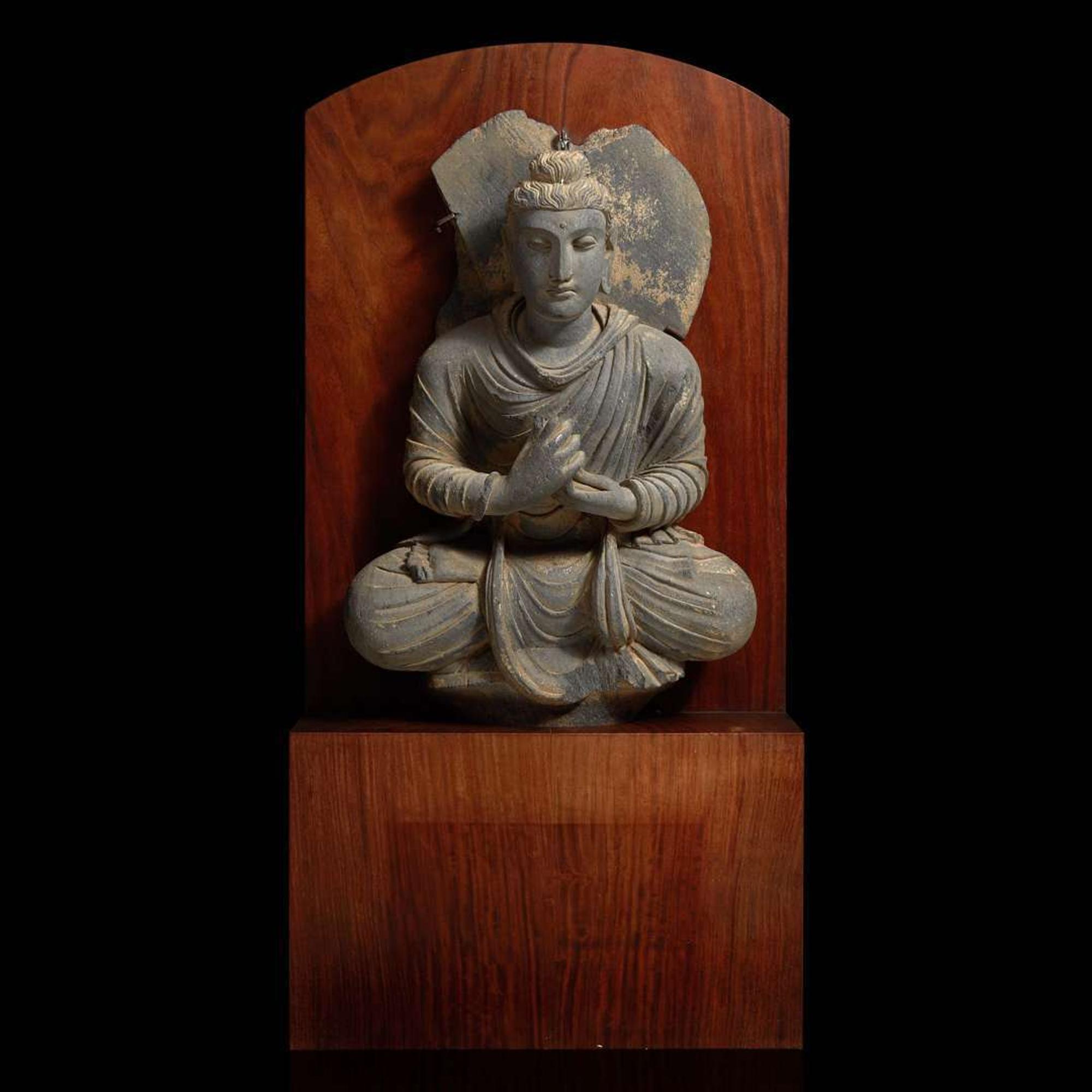 A carved schist figure of the seated Teaching Buddha, Ancient region of Gandhara, 2nd-3rd century 灰片岩雕像坐像 古犍陀羅地區，二至三世紀