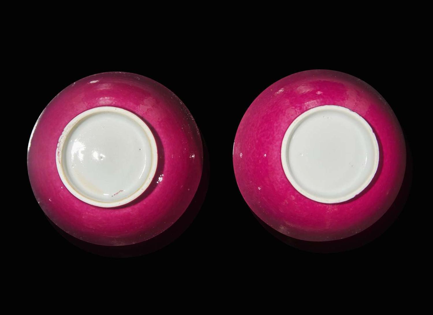 A pair of Chinese ruby-back tea bowls 粉地茶圓一對