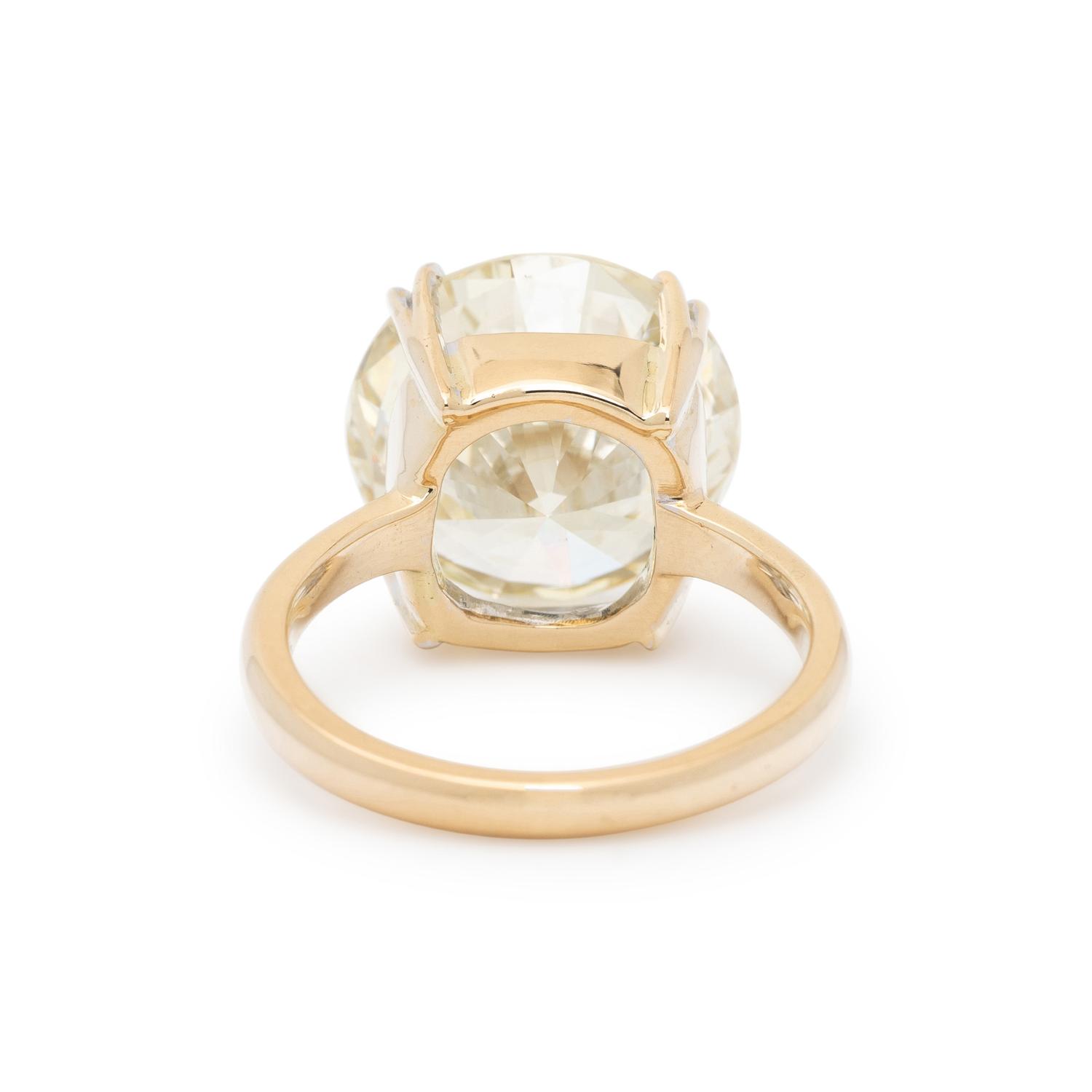YELLOW GOLD AND DIAMOND RING