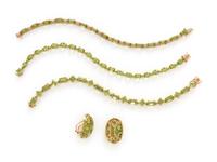 A COLLECTION OF YELLOW GOLD AND PERIDOT JEWELRY